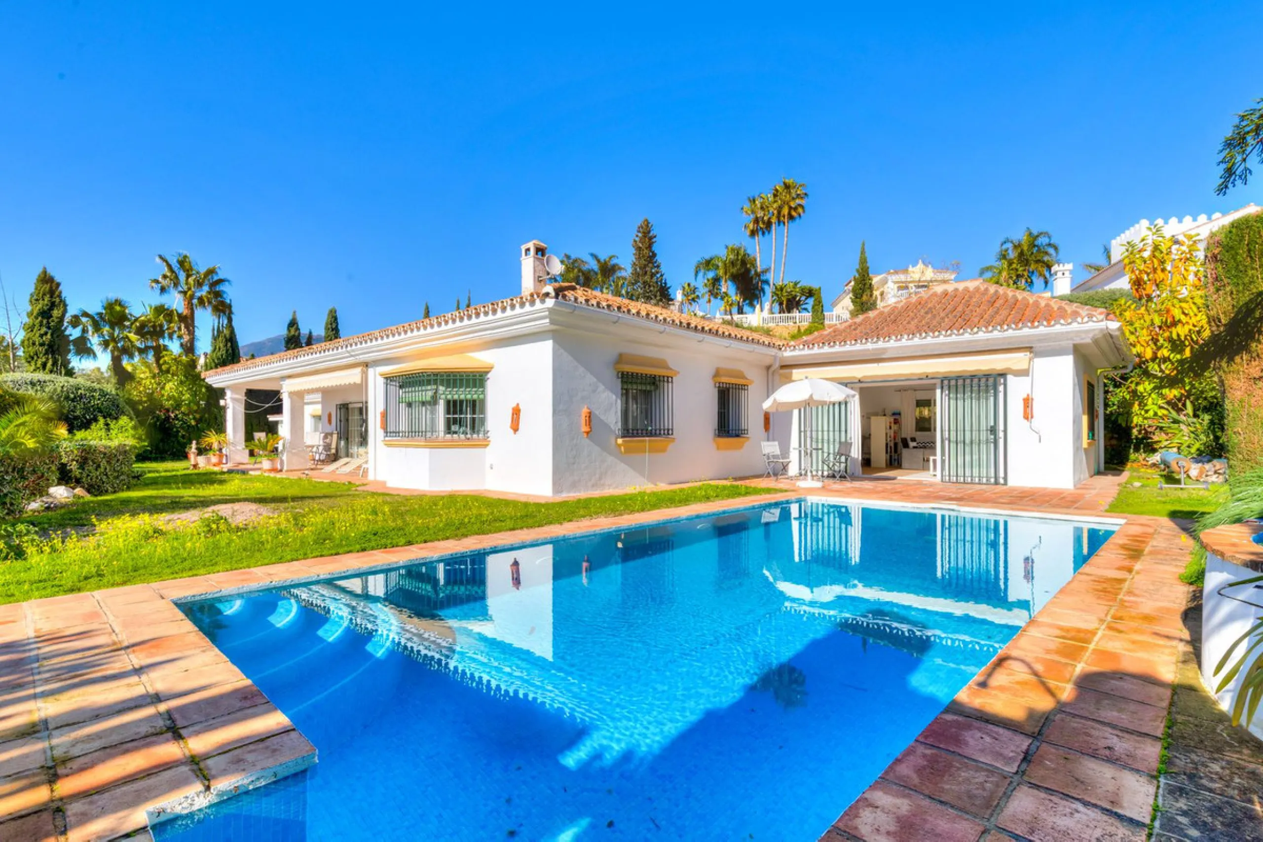House - Detached Villa в продаже в Benahavís, Málaga. В доме 2 спален и 2 ванных комнат. Площадь дома 164 м². Площадь участка 1363 м²