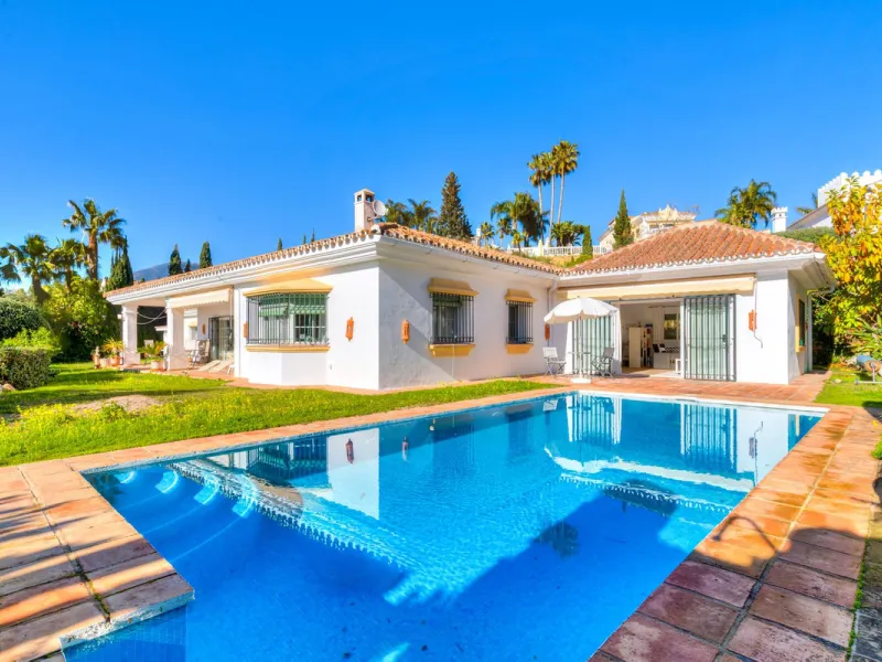 House - Detached Villa в продаже в Benahavís, Málaga. В доме 2 спален и 2 ванных комнат. Площадь дома 164 м². Площадь участка 1363 м²