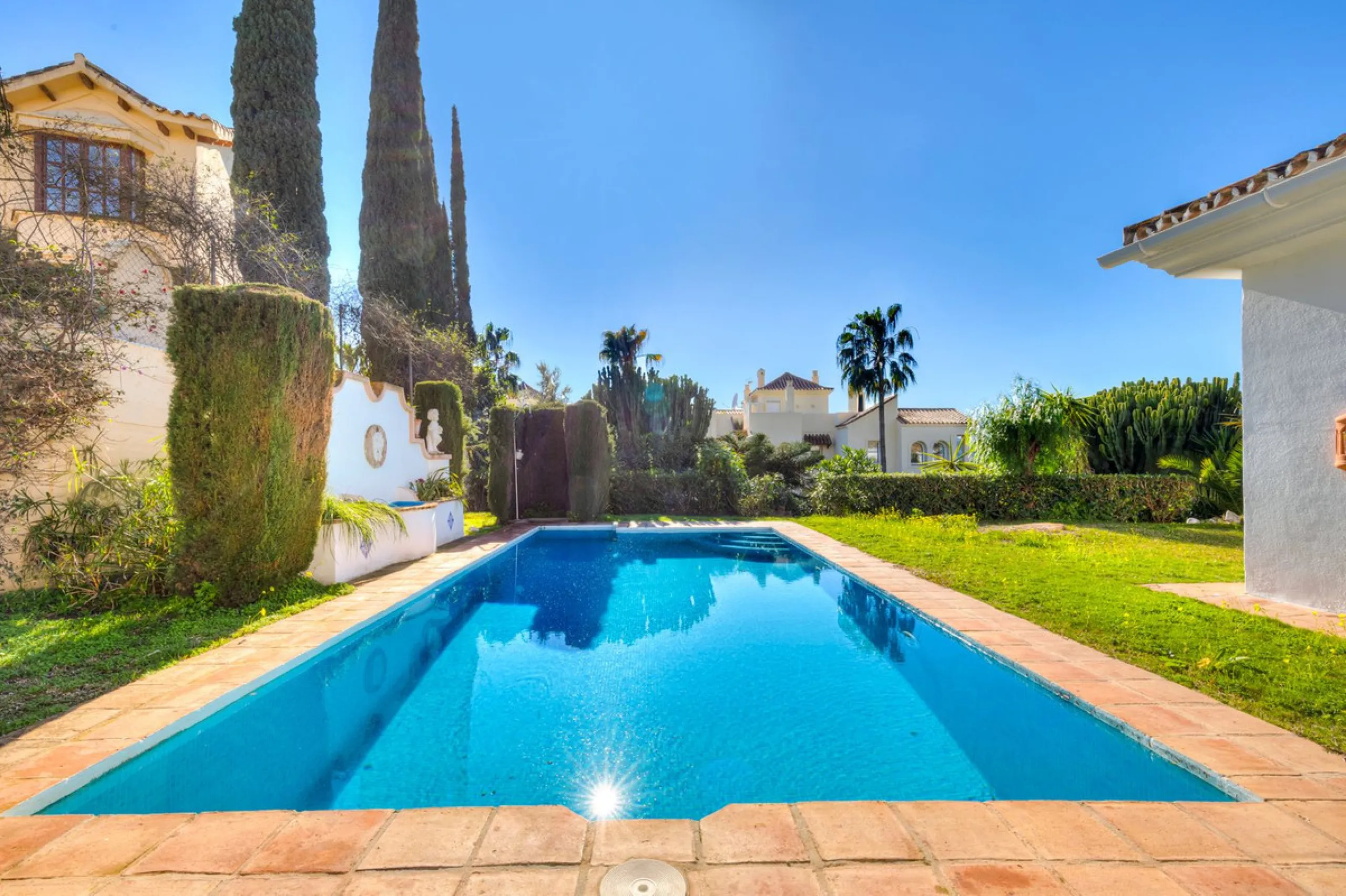 House - Detached Villa в продаже в Benahavís, Málaga. В доме 2 спален и 2 ванных комнат. Площадь дома 164 м². Площадь участка 1363 м²