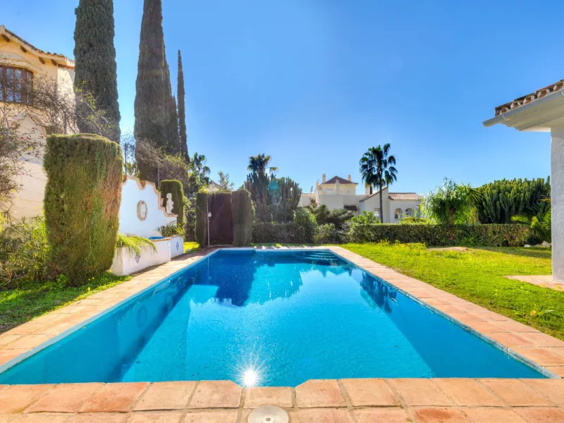 House - Detached Villa в продаже в Benahavís, Málaga. В доме 2 спален и 2 ванных комнат. Площадь дома 164 м². Площадь участка 1363 м²