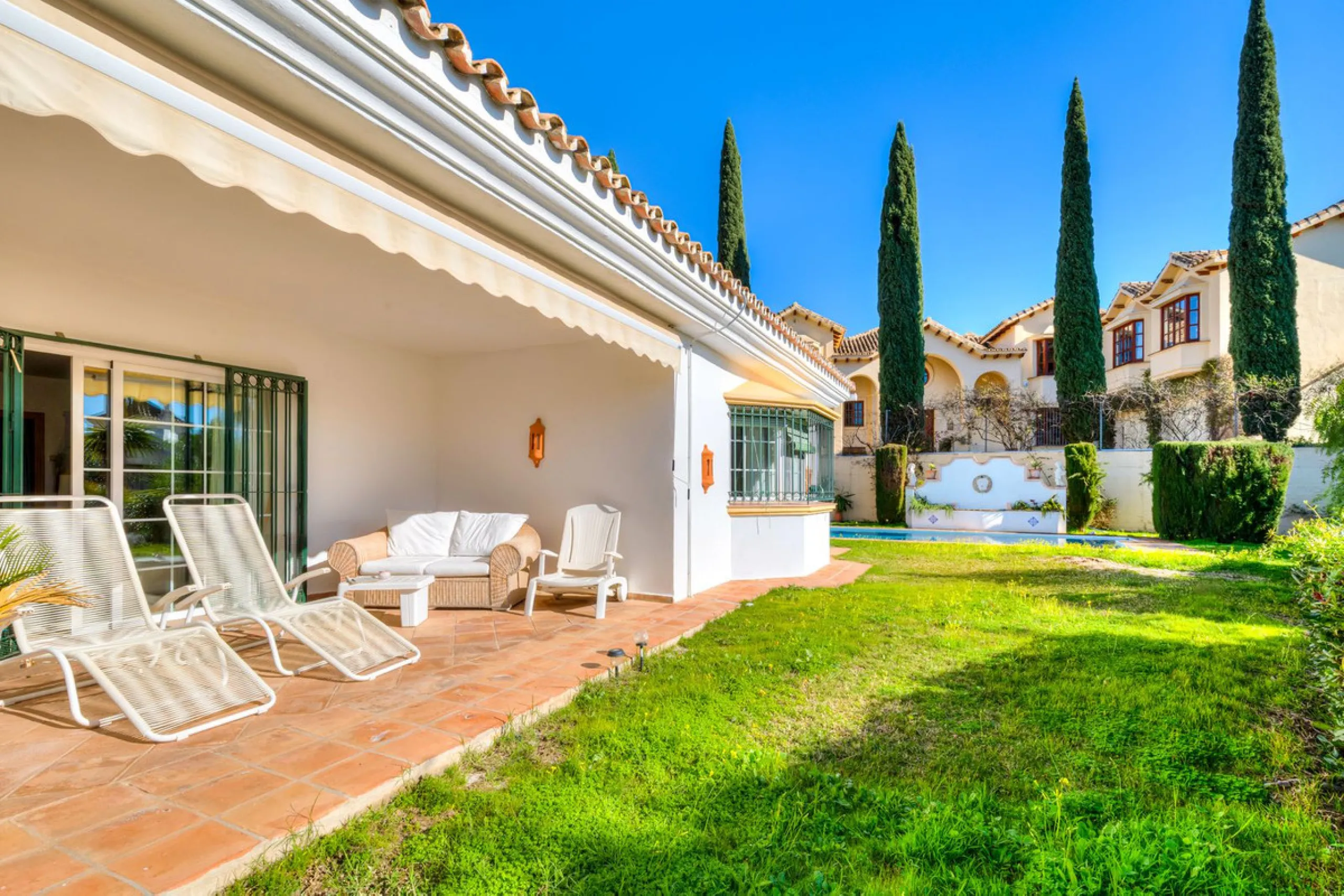 House - Detached Villa в продаже в Benahavís, Málaga. В доме 2 спален и 2 ванных комнат. Площадь дома 164 м². Площадь участка 1363 м²