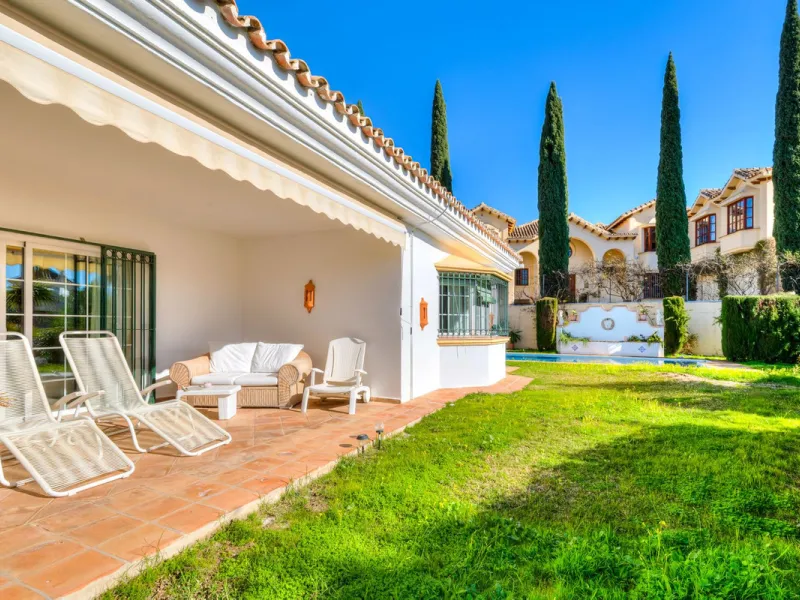 House - Detached Villa в продаже в Benahavís, Málaga. В доме 2 спален и 2 ванных комнат. Площадь дома 164 м². Площадь участка 1363 м²