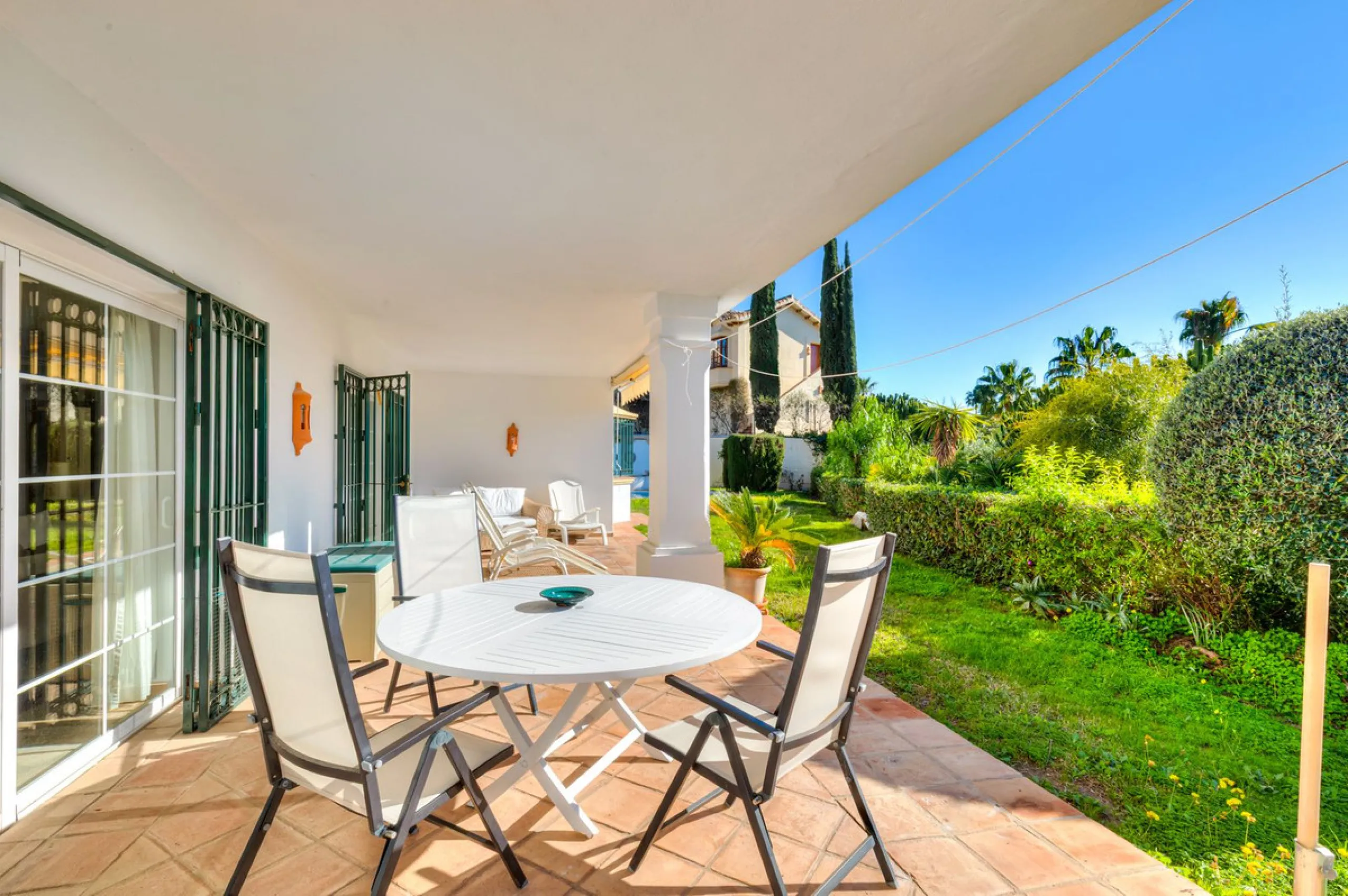 House - Detached Villa в продаже в Benahavís, Málaga. В доме 2 спален и 2 ванных комнат. Площадь дома 164 м². Площадь участка 1363 м²