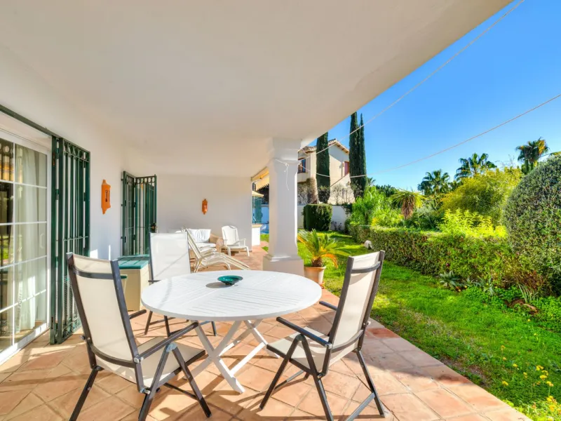 House - Detached Villa в продаже в Benahavís, Málaga. В доме 2 спален и 2 ванных комнат. Площадь дома 164 м². Площадь участка 1363 м²