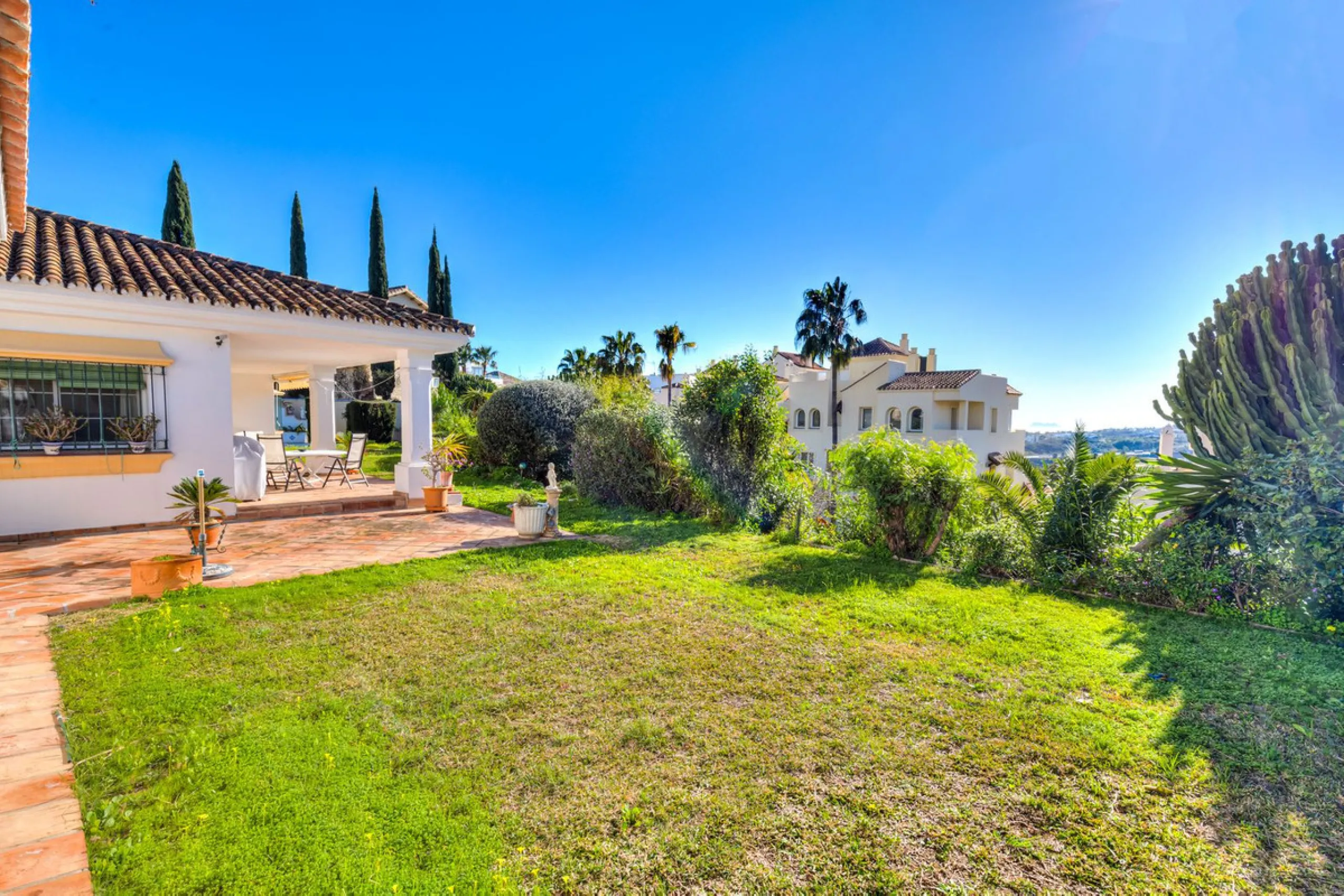 House - Detached Villa в продаже в Benahavís, Málaga. В доме 2 спален и 2 ванных комнат. Площадь дома 164 м². Площадь участка 1363 м²