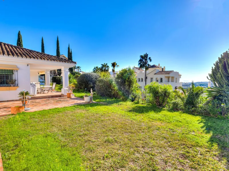 House - Detached Villa в продаже в Benahavís, Málaga. В доме 2 спален и 2 ванных комнат. Площадь дома 164 м². Площадь участка 1363 м²
