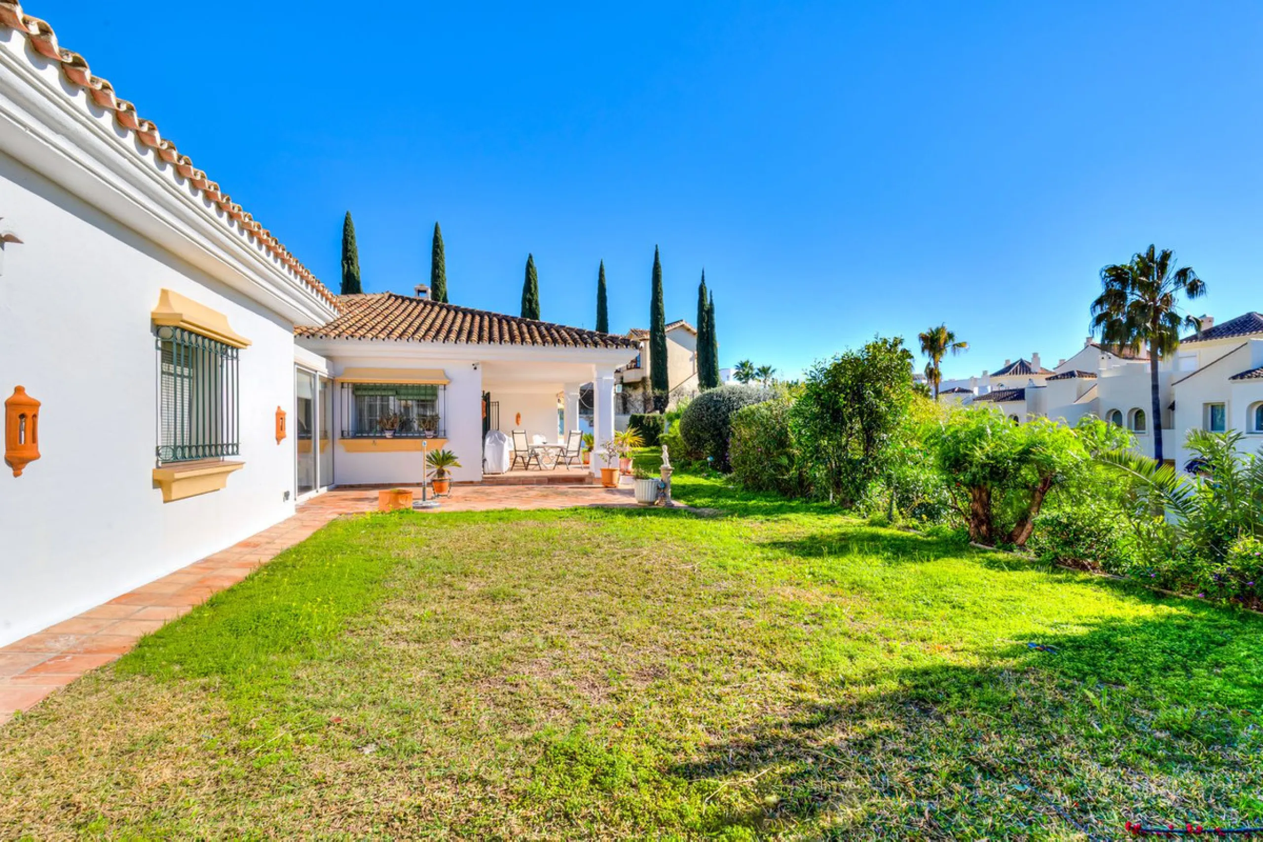 House - Detached Villa в продаже в Benahavís, Málaga. В доме 2 спален и 2 ванных комнат. Площадь дома 164 м². Площадь участка 1363 м²