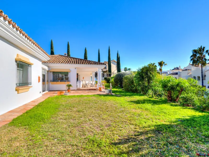 House - Detached Villa в продаже в Benahavís, Málaga. В доме 2 спален и 2 ванных комнат. Площадь дома 164 м². Площадь участка 1363 м²