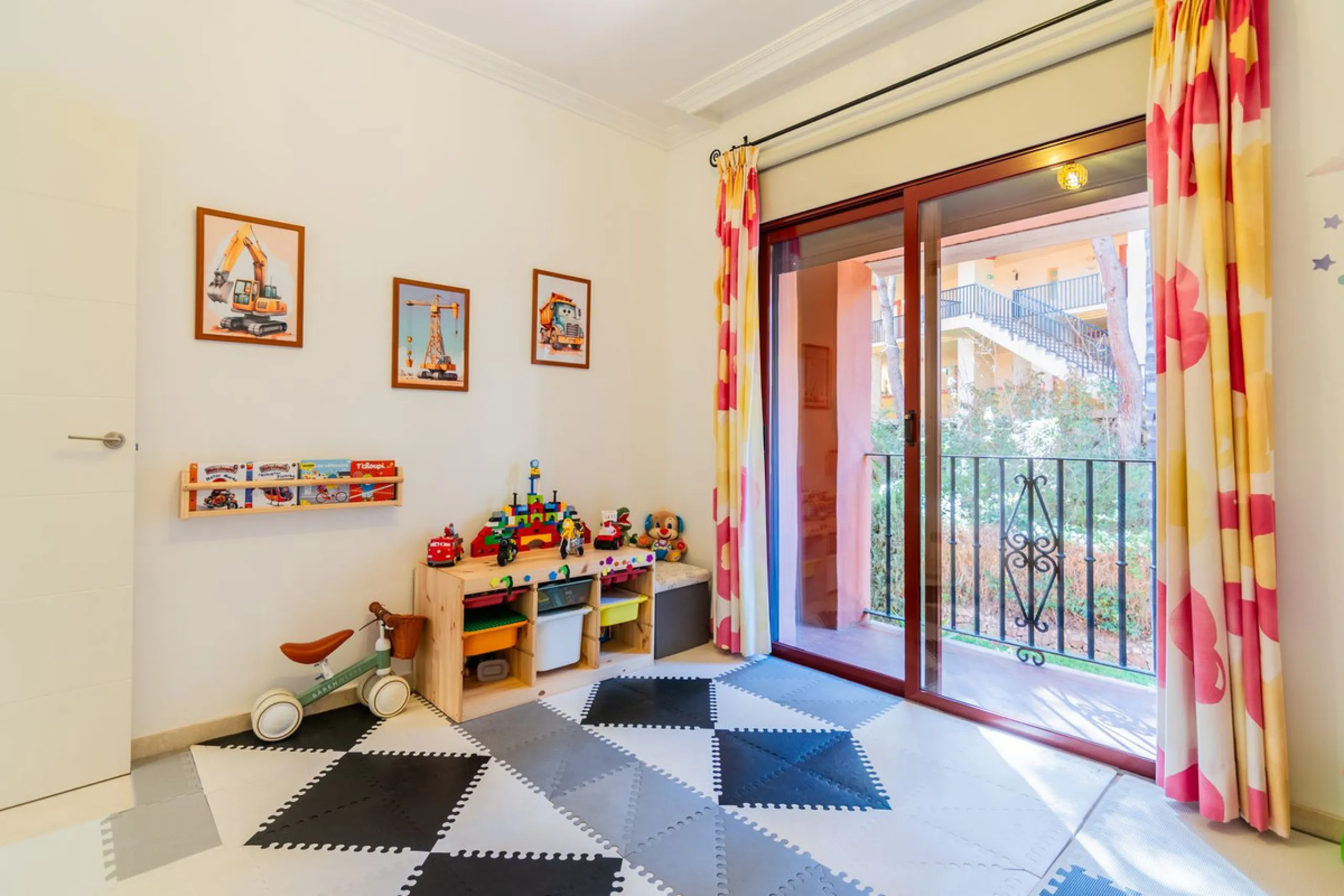 An apartment with 3 bedrooms, 2 bathrooms, a spacious living room, and a new kitchen with a dining area overlooking a beautiful garden with a fountain. The property is located in a unique, lush residential community where the views from the terrace and wi