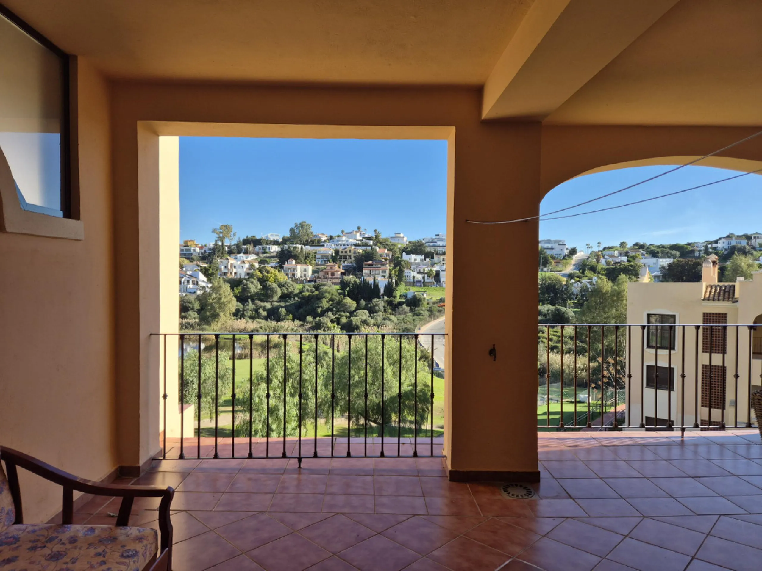 Luxury & Panoramic Golf Views in Doña Lucía: A 192 m2 Oasis in Valle Romano
