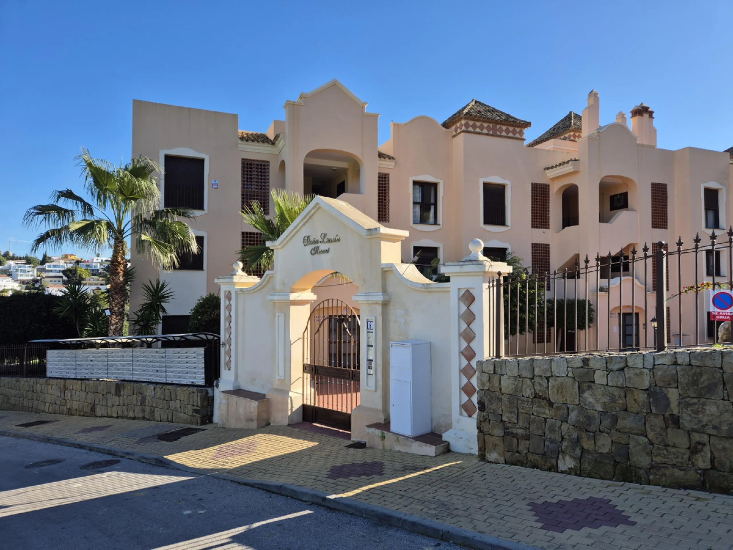 Luxury & Panoramic Golf Views in Doña Lucía: A 192 m2 Oasis in Valle Romano
