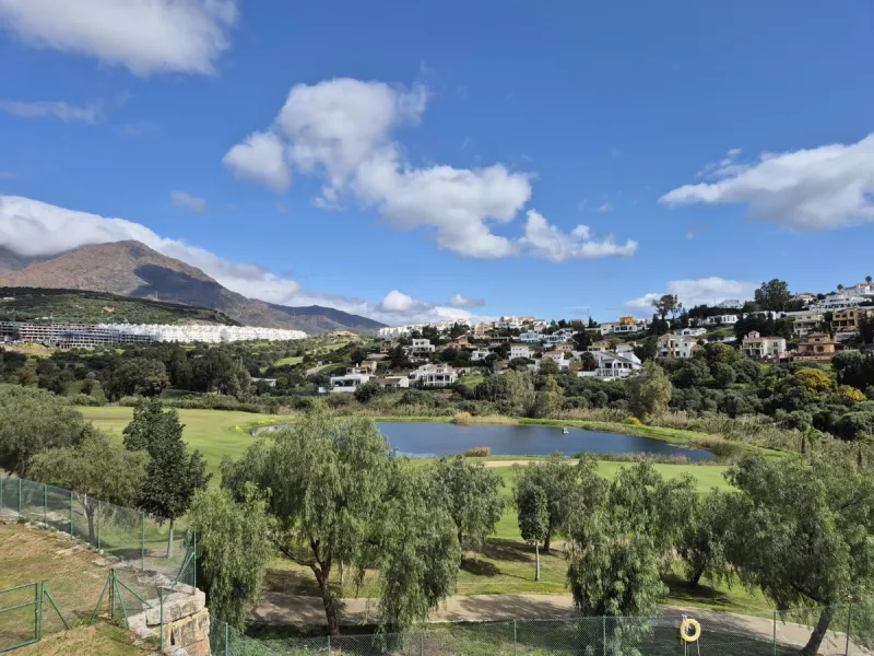 Luxury & Panoramic Golf Views in Doña Lucía: A 192 m2 Oasis in Valle Romano