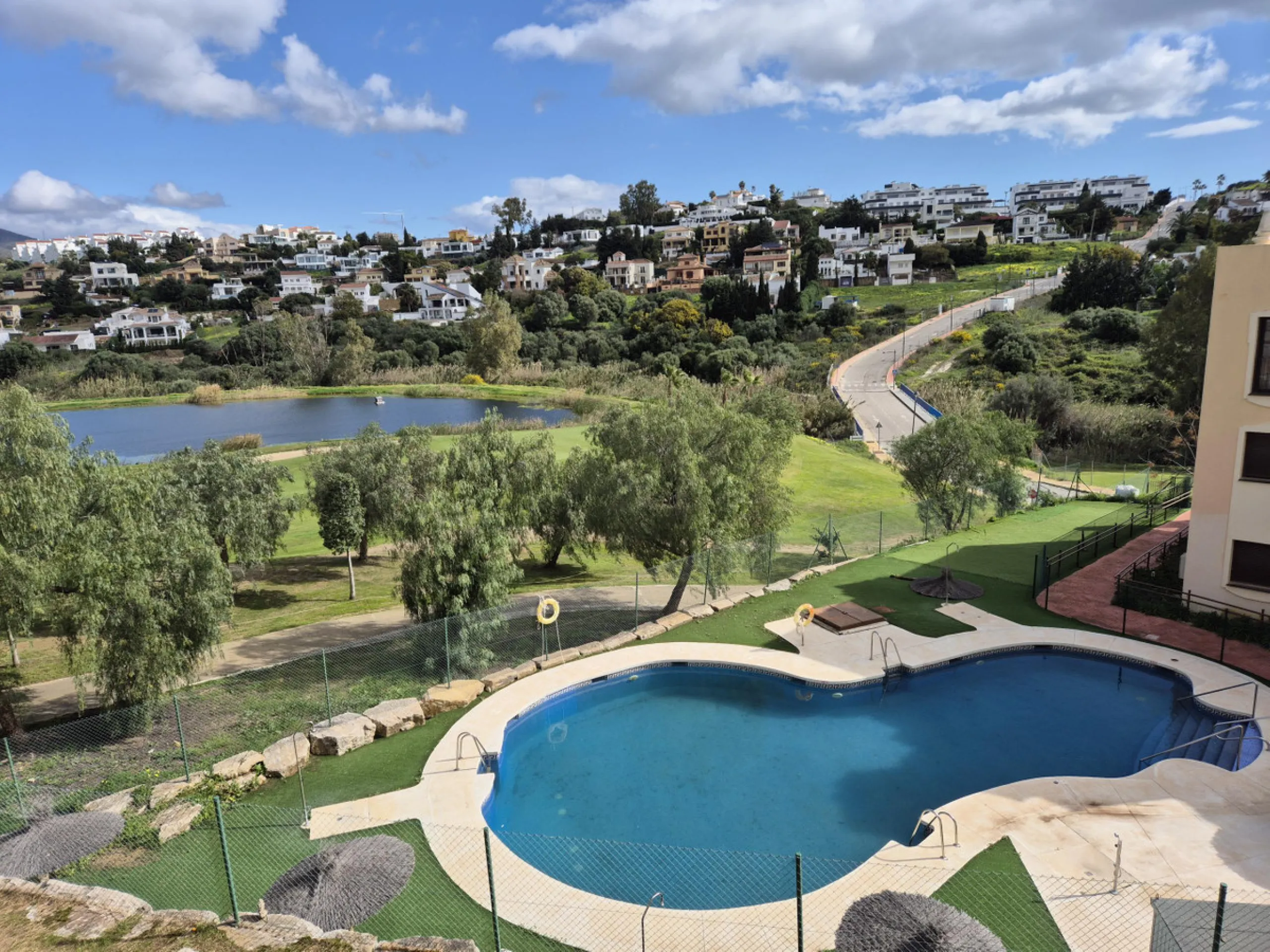 Luxury & Panoramic Golf Views in Doña Lucía: A 192 m2 Oasis in Valle Romano