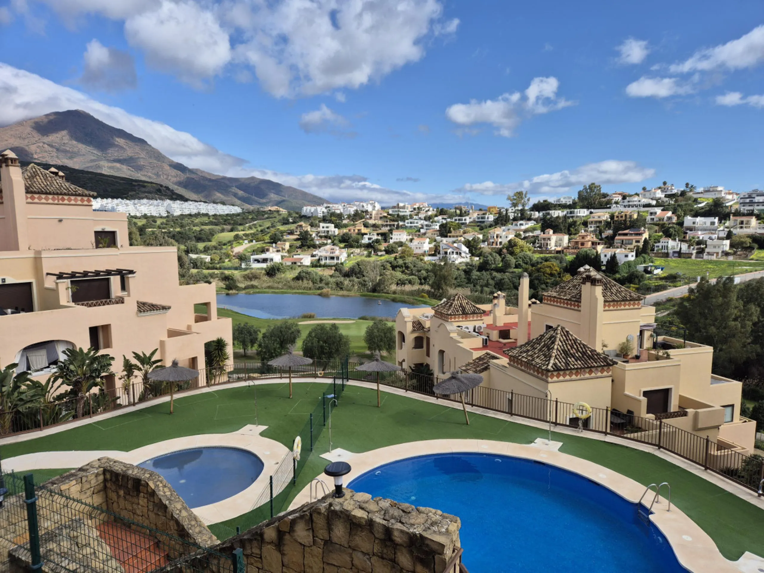 Luxury & Panoramic Golf Views in Doña Lucía: A 192 m2 Oasis in Valle Romano