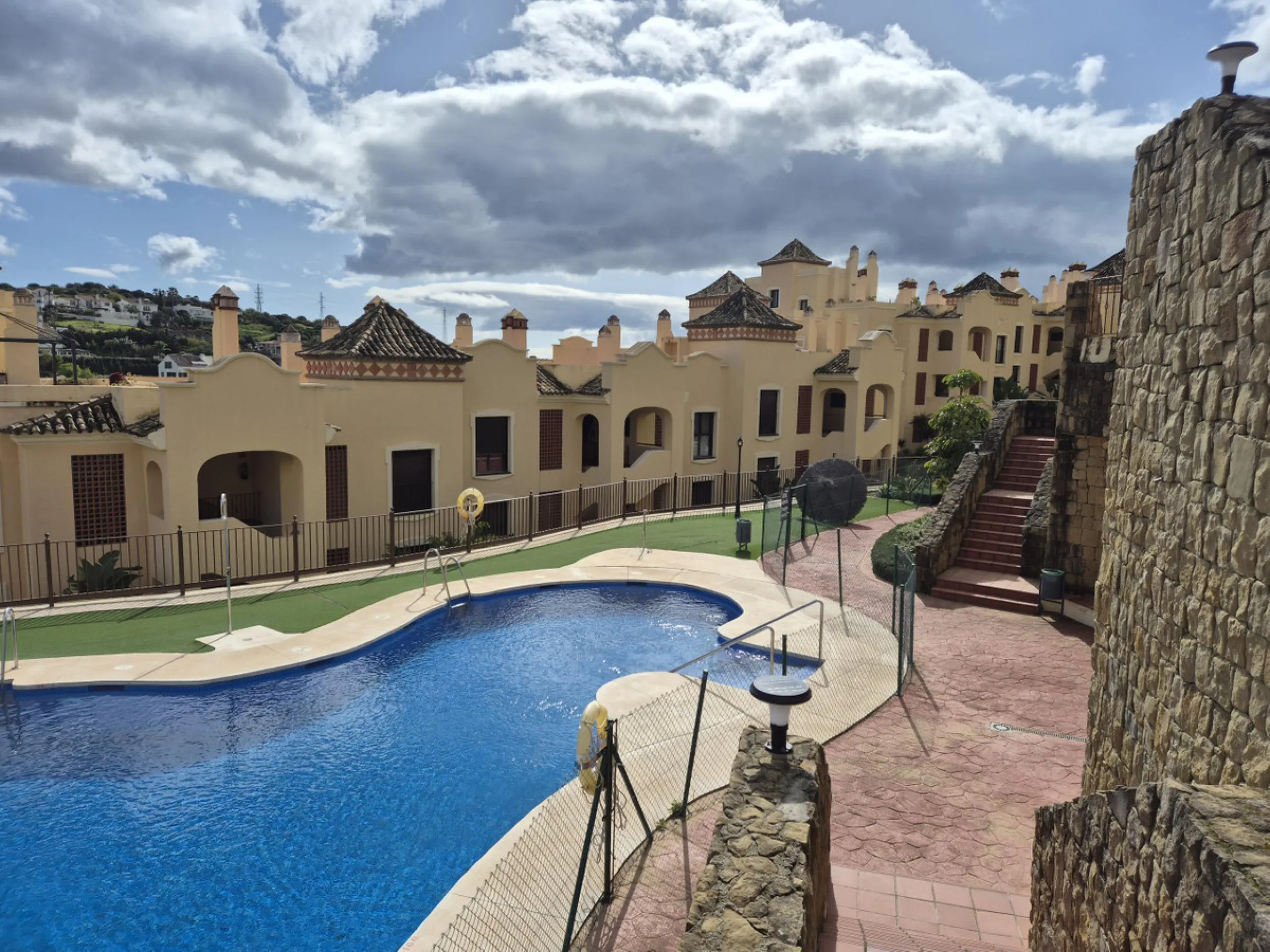Luxury & Panoramic Golf Views in Doña Lucía: A 192 m2 Oasis in Valle Romano