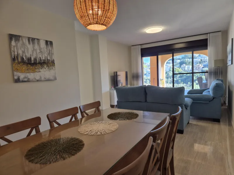 Luxury & Panoramic Golf Views in Doña Lucía: A 192 m2 Oasis in Valle Romano