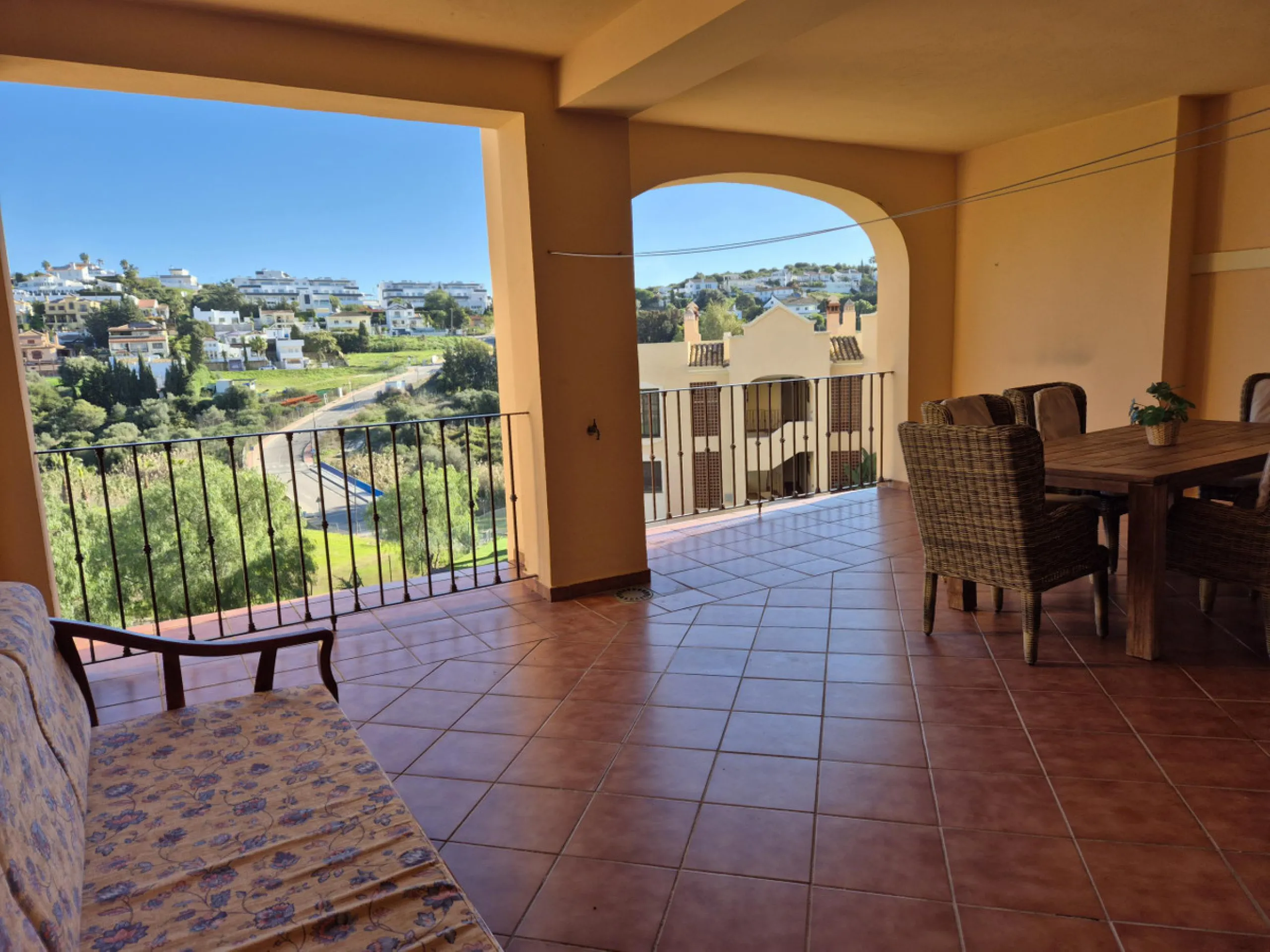 Luxury & Panoramic Golf Views in Doña Lucía: A 192 m2 Oasis in Valle Romano