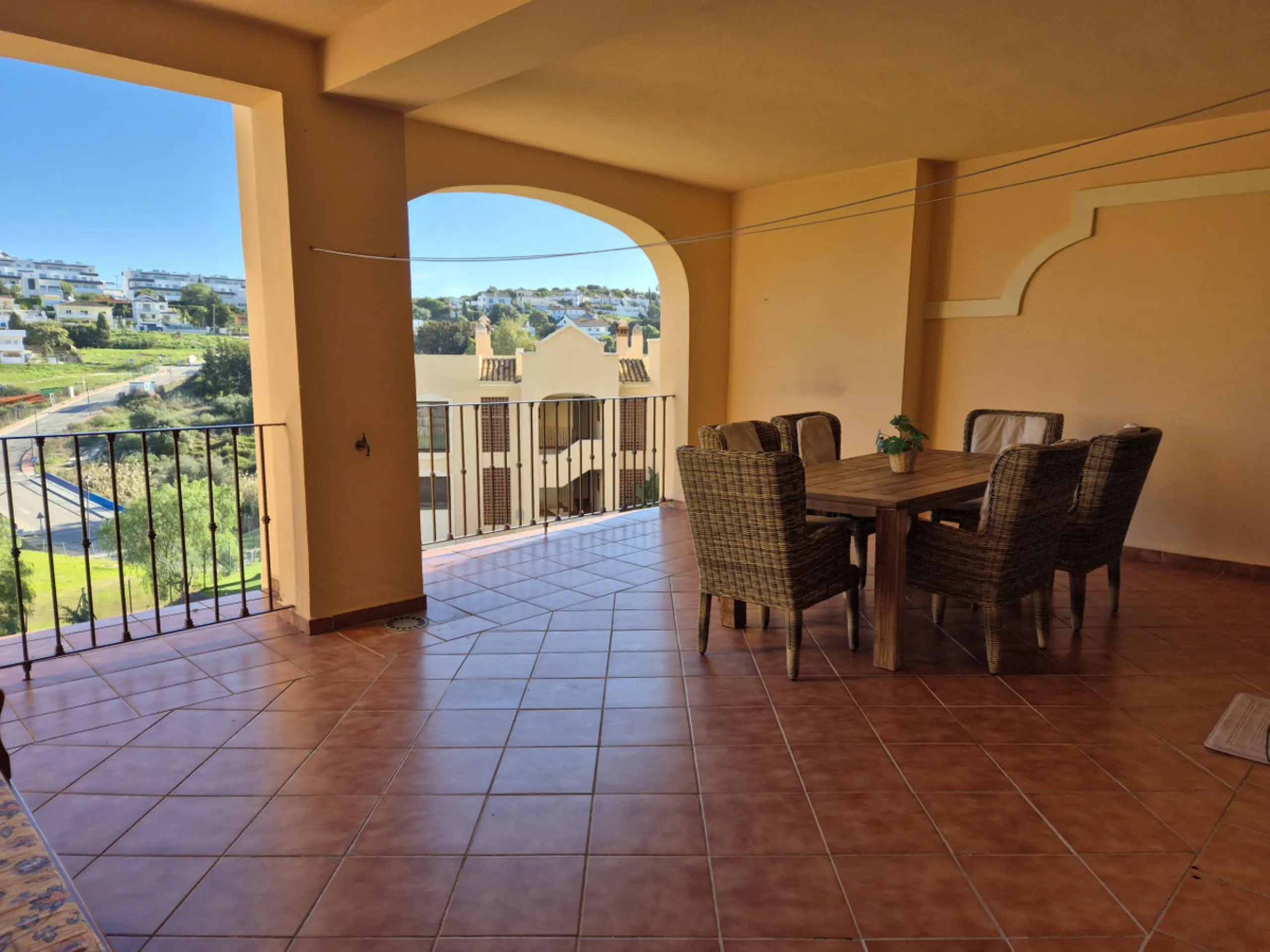 Luxury & Panoramic Golf Views in Doña Lucía: A 192 m2 Oasis in Valle Romano