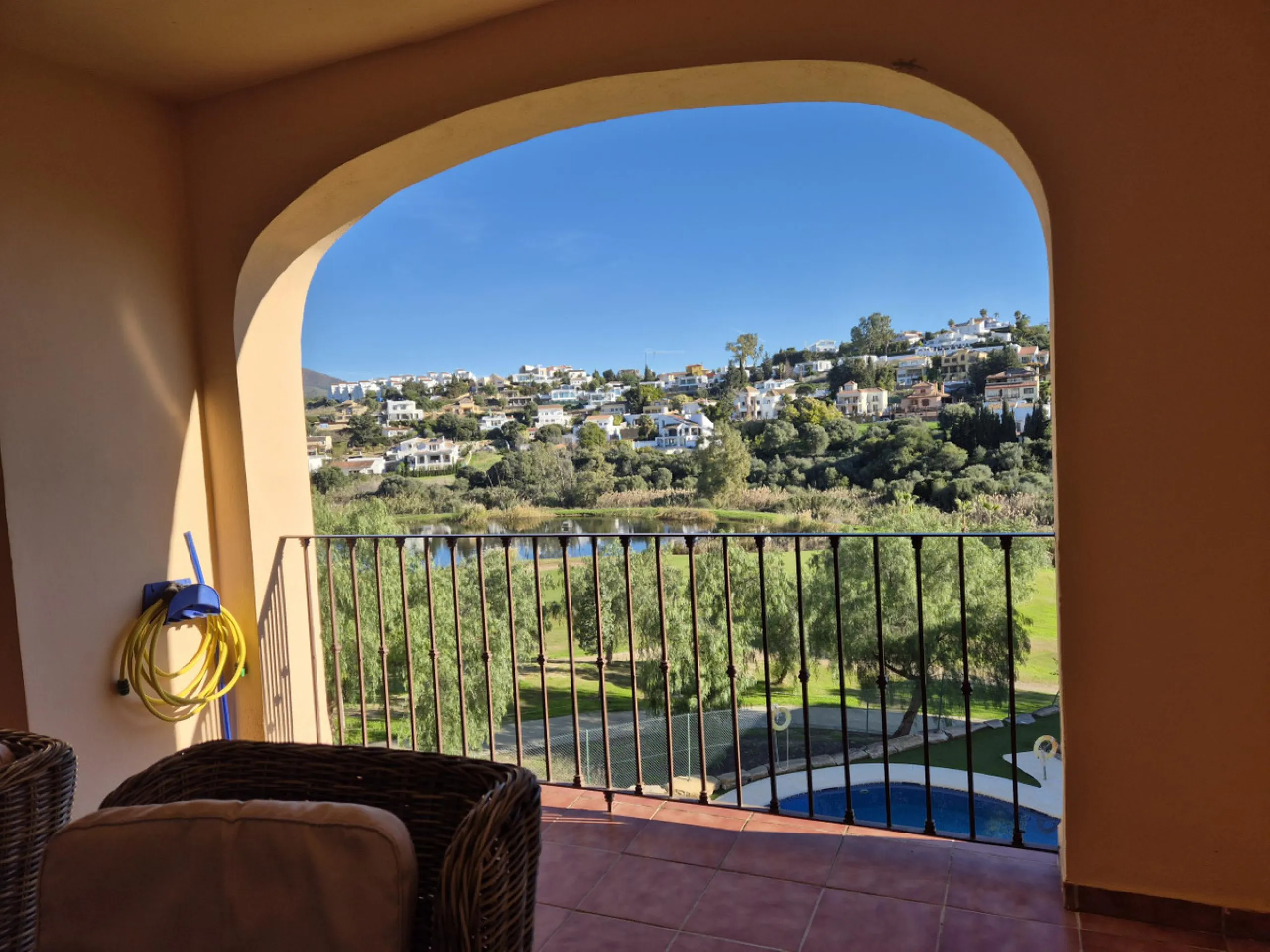 Luxury & Panoramic Golf Views in Doña Lucía: A 192 m2 Oasis in Valle Romano