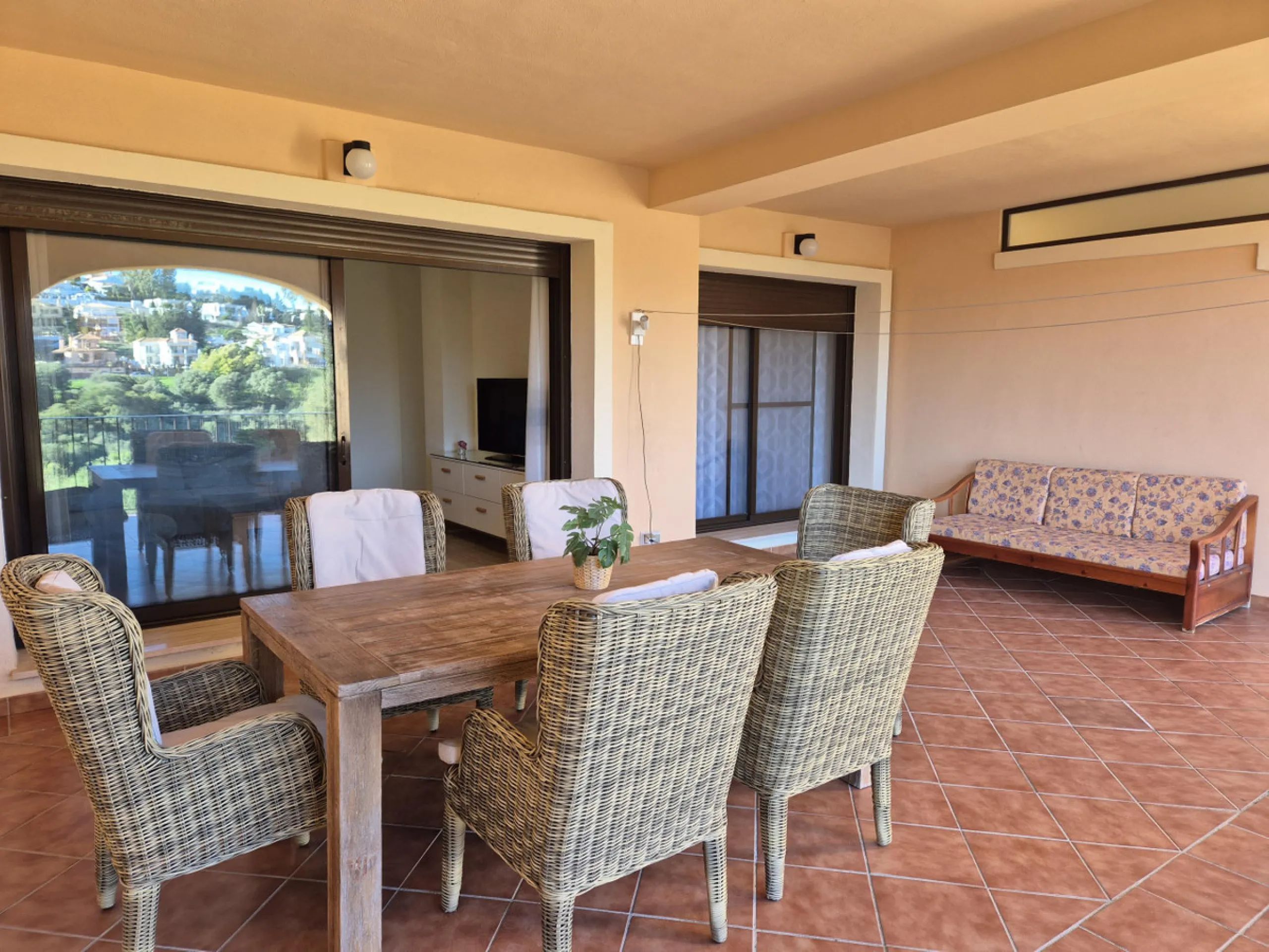 Luxury & Panoramic Golf Views in Doña Lucía: A 192 m2 Oasis in Valle Romano