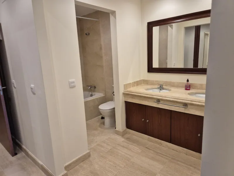 Luxury & Panoramic Golf Views in Doña Lucía: A 192 m2 Oasis in Valle Romano