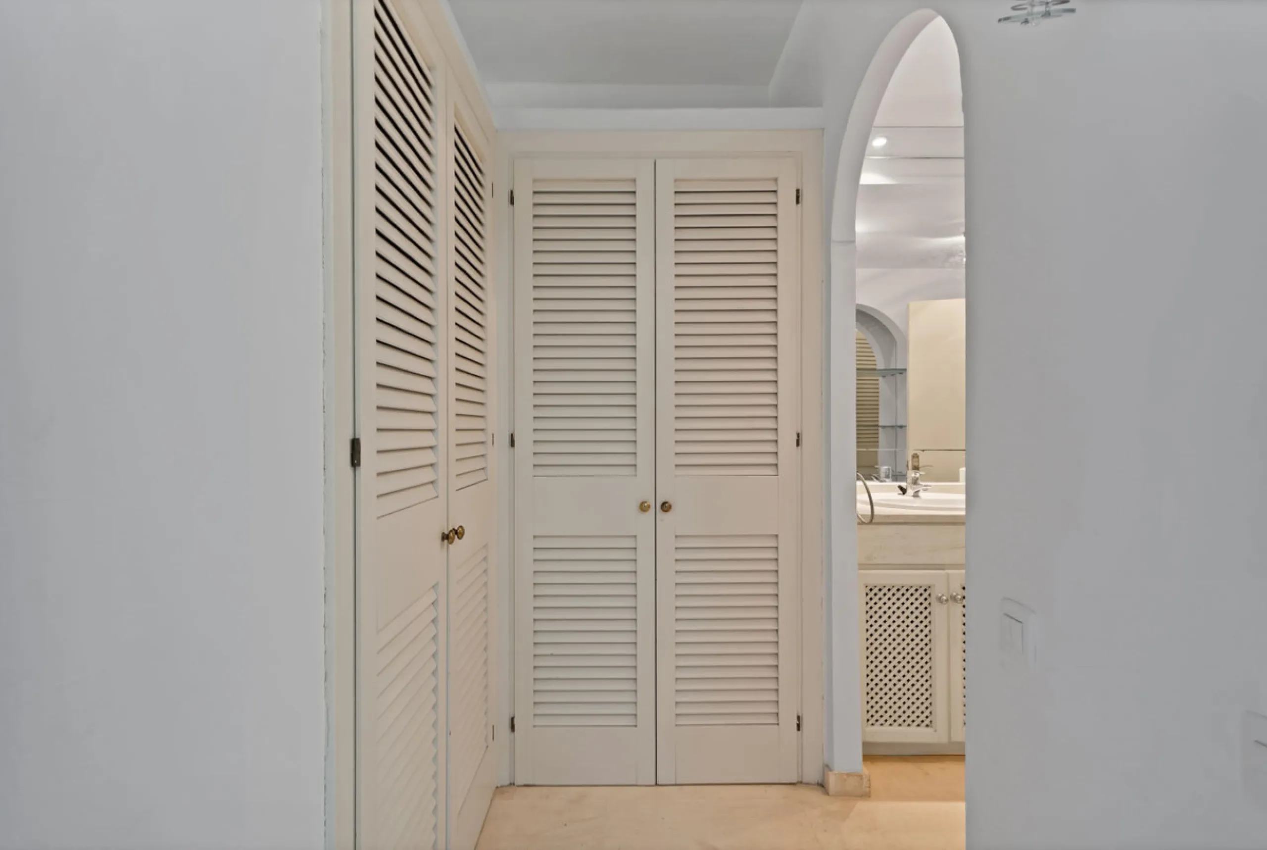 Apartment - Ground Floor Apartment в продаже в Estepona, Málaga. В доме 2 спален и 2 ванных комнат. Площадь дома 170 м²
