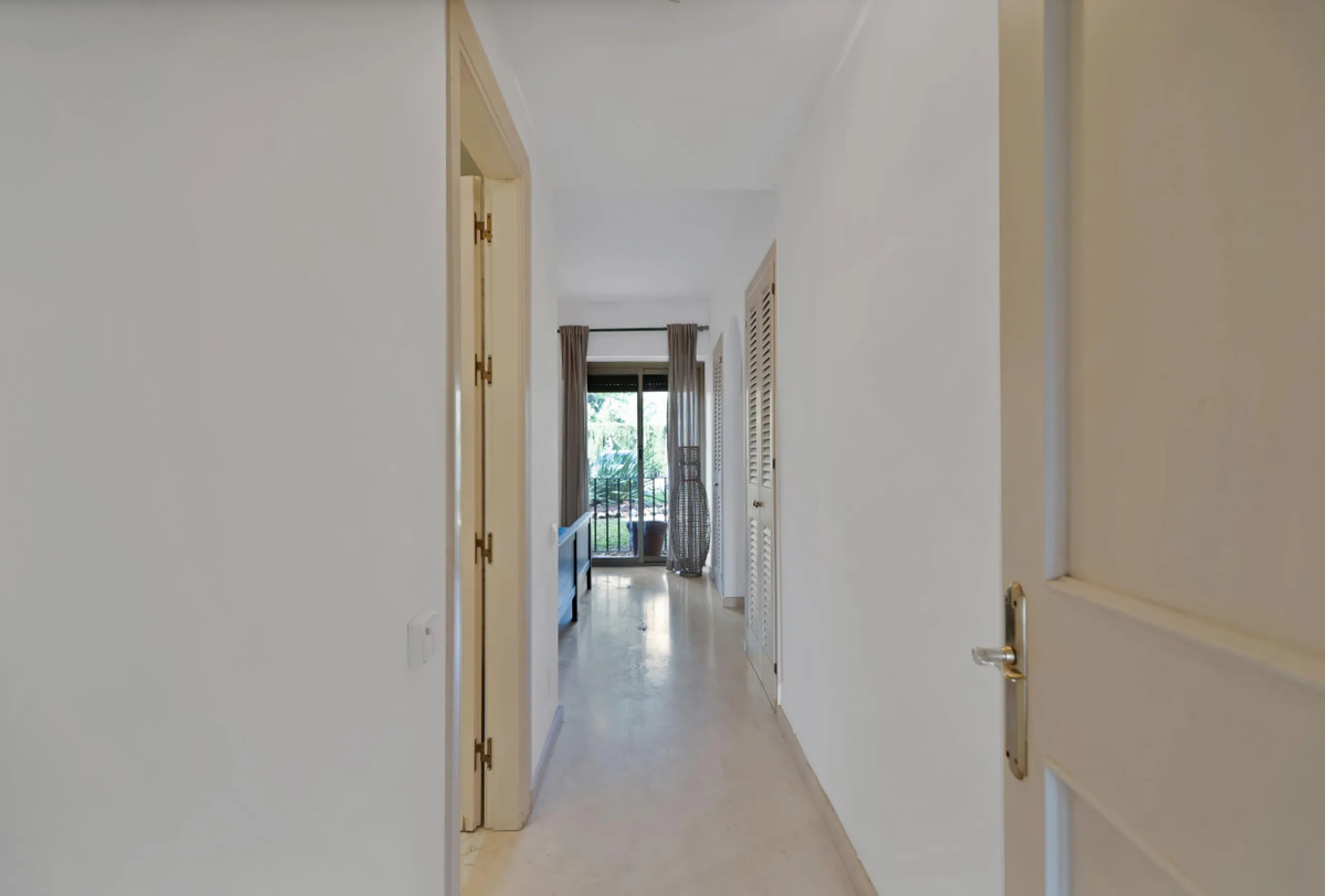 Apartment - Ground Floor Apartment в продаже в Estepona, Málaga. В доме 2 спален и 2 ванных комнат. Площадь дома 170 м²