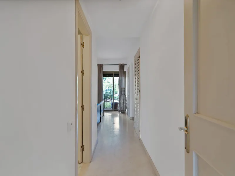 Apartment - Ground Floor Apartment в продаже в Estepona, Málaga. В доме 2 спален и 2 ванных комнат. Площадь дома 170 м²
