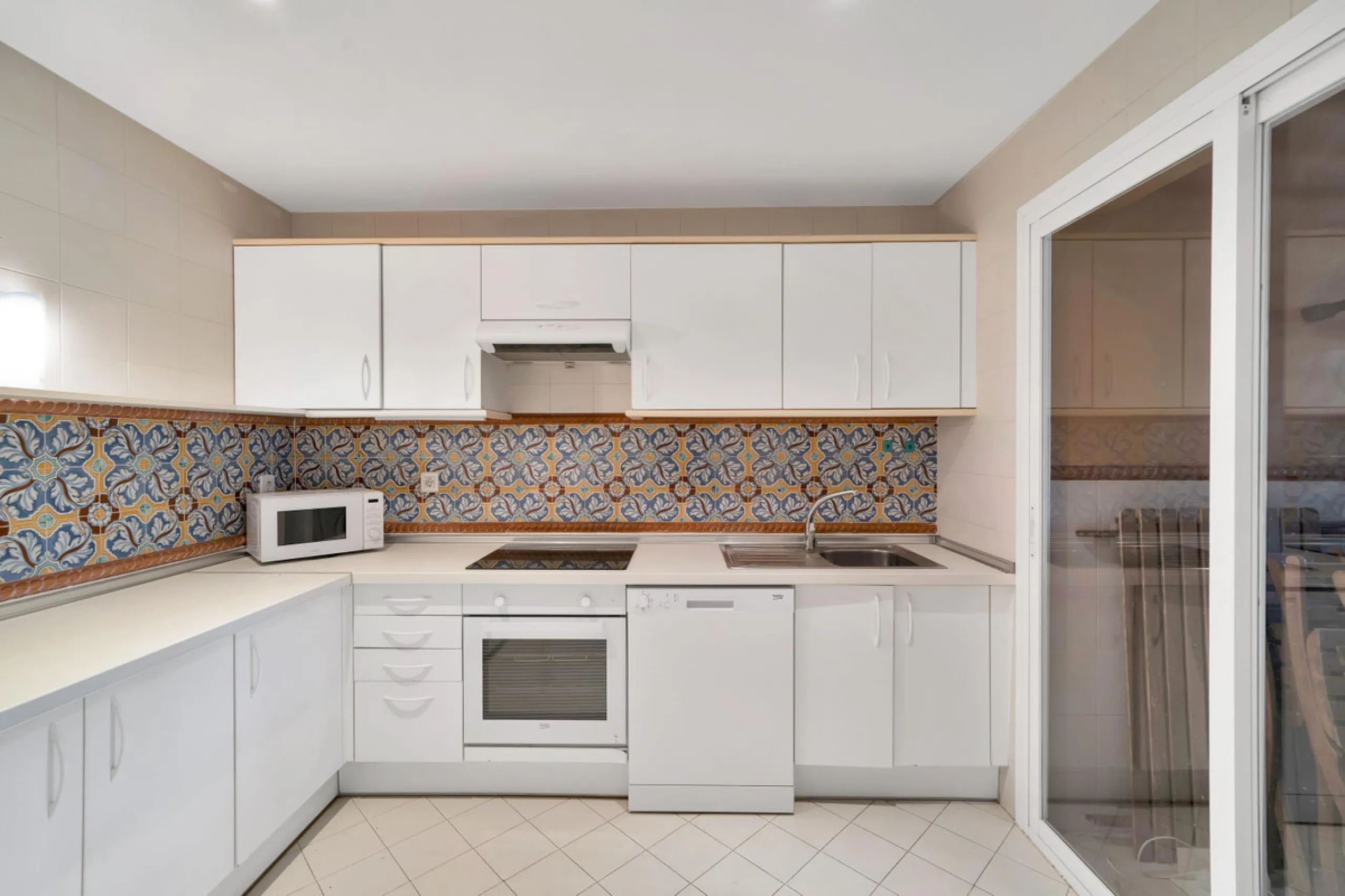 Apartment - Ground Floor Apartment в продаже в Estepona, Málaga. В доме 2 спален и 2 ванных комнат. Площадь дома 170 м²
