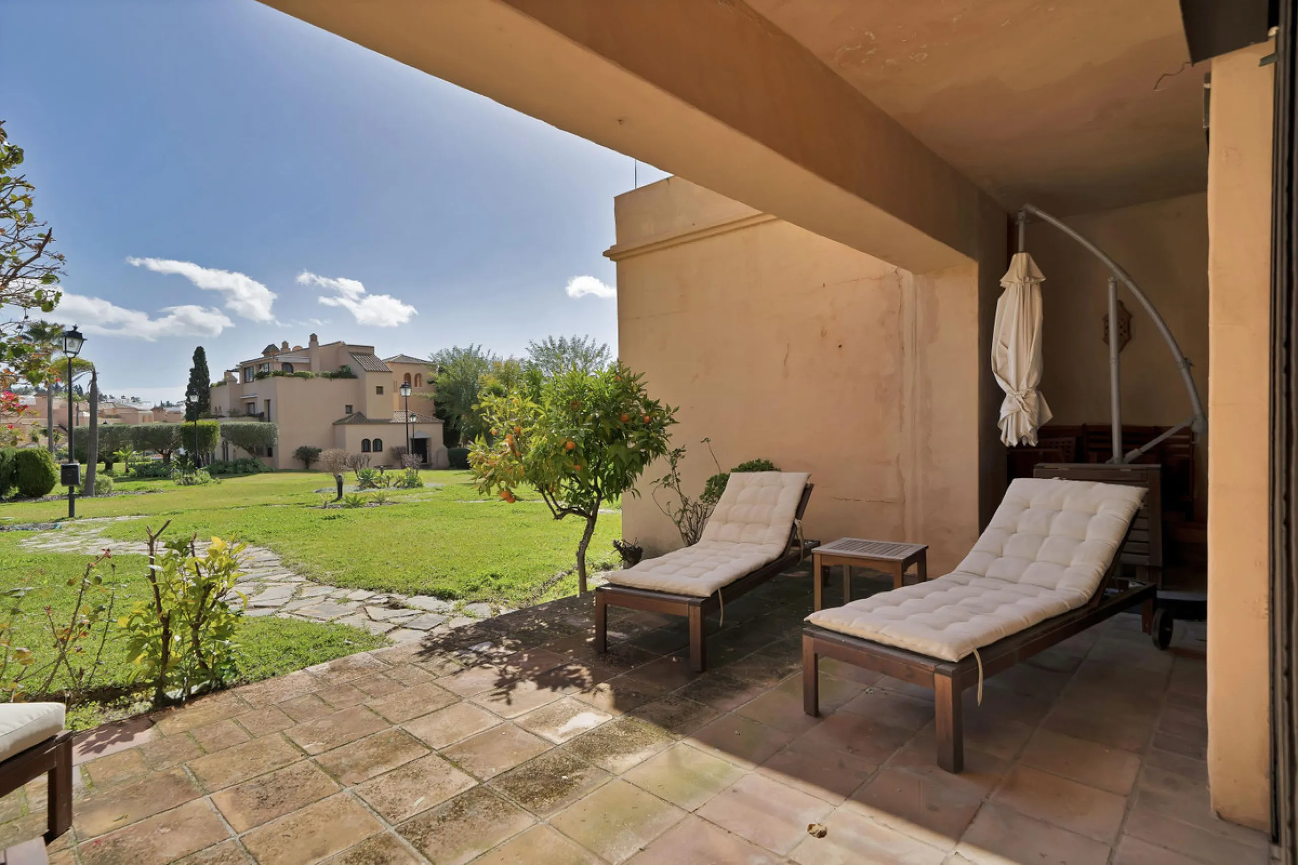 Apartment - Ground Floor Apartment в продаже в Estepona, Málaga. В доме 2 спален и 2 ванных комнат. Площадь дома 170 м²