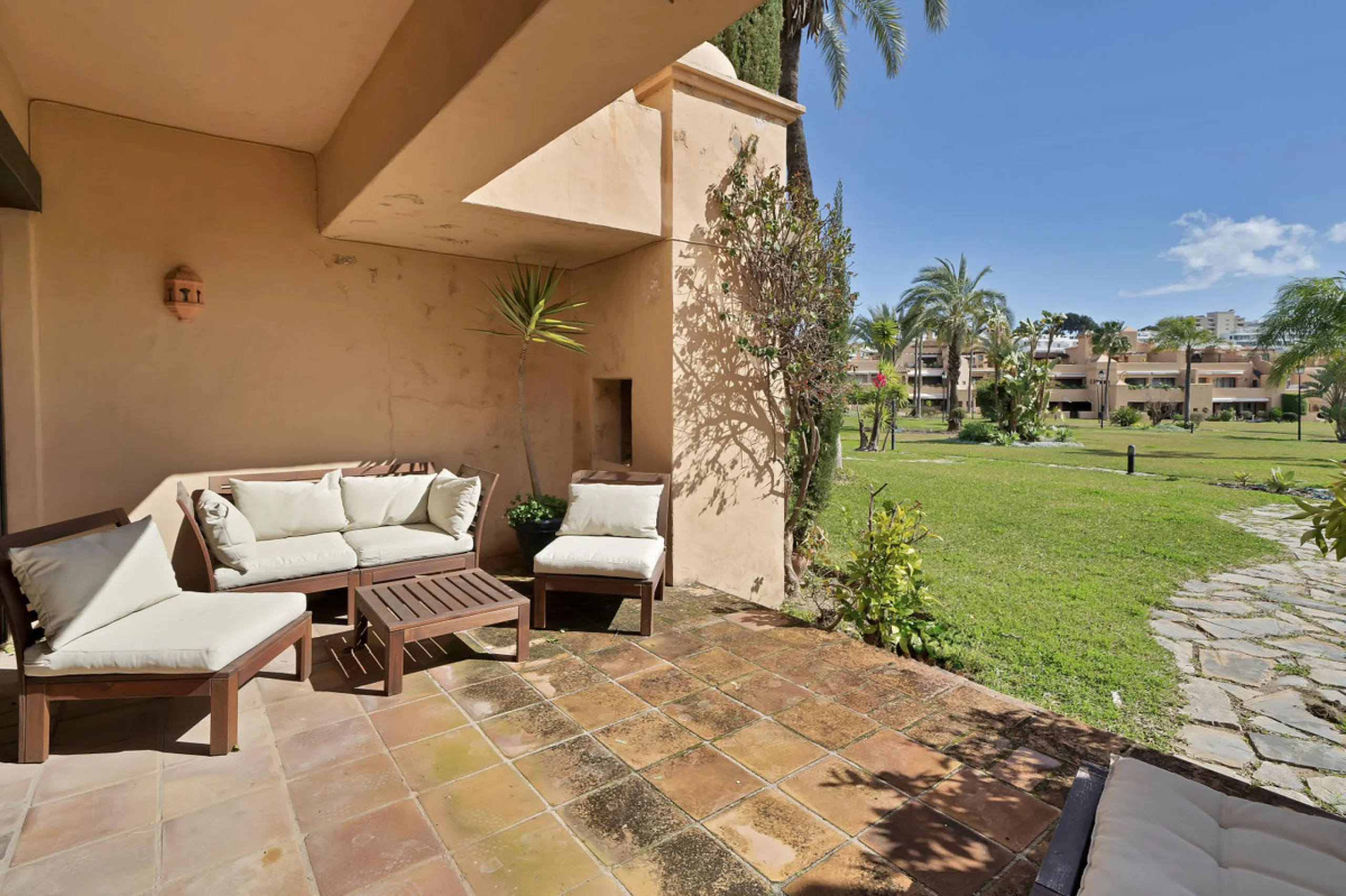 Apartment - Ground Floor Apartment в продаже в Estepona, Málaga. В доме 2 спален и 2 ванных комнат. Площадь дома 170 м²