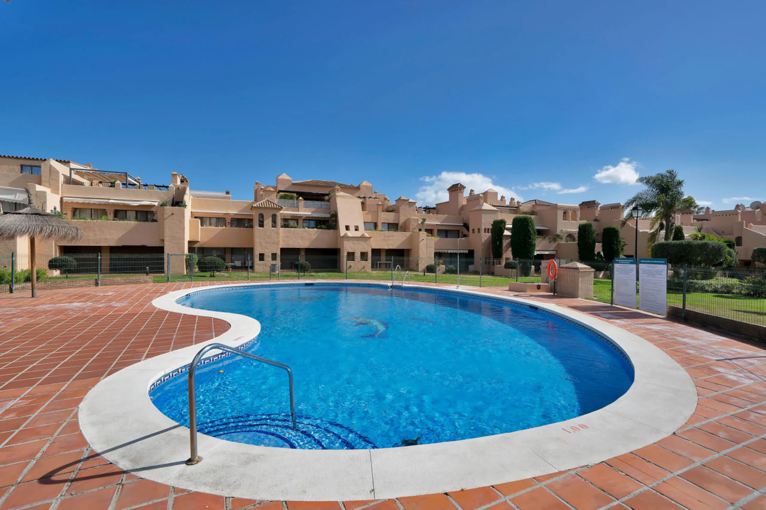 Apartment - Ground Floor Apartment в продаже в Estepona, Málaga. В доме 2 спален и 2 ванных комнат. Площадь дома 170 м²