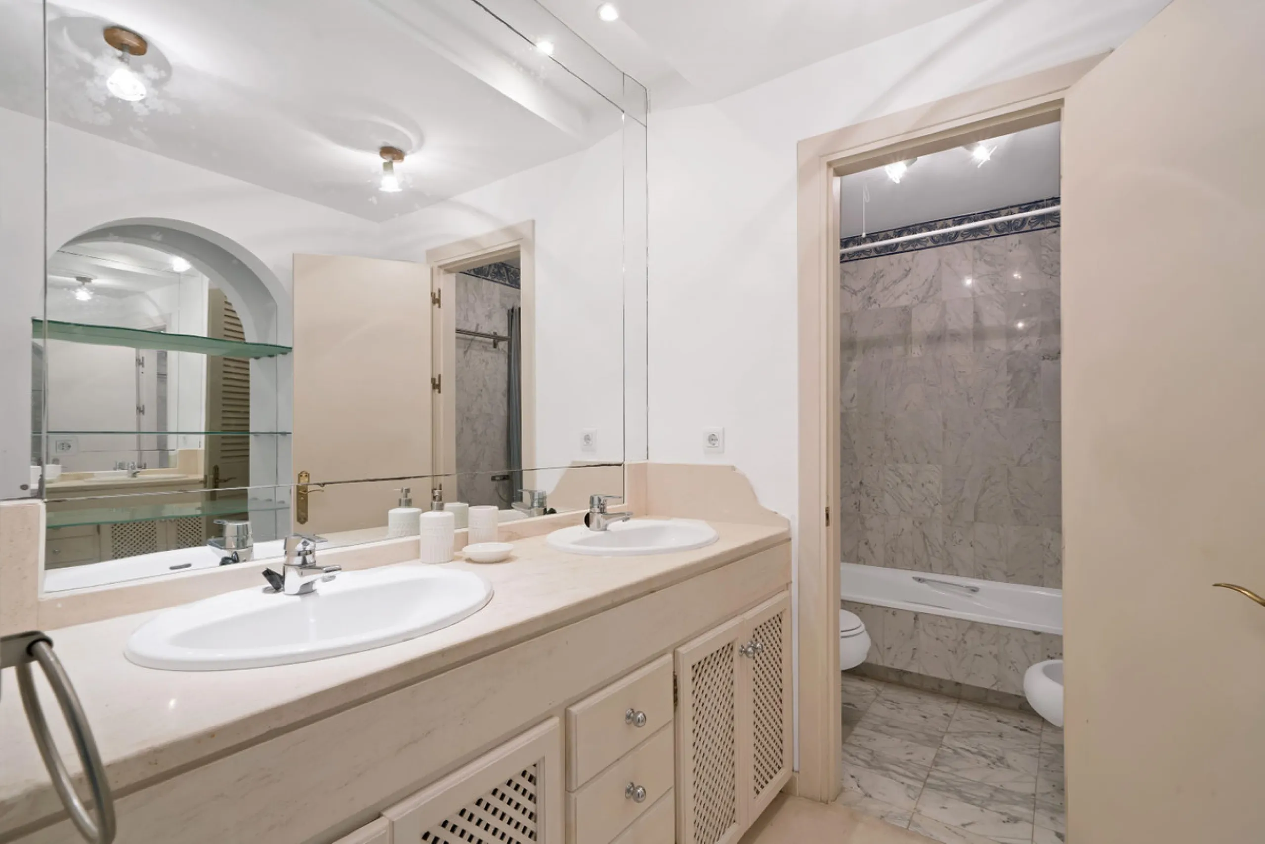 Apartment - Ground Floor Apartment в продаже в Estepona, Málaga. В доме 2 спален и 2 ванных комнат. Площадь дома 170 м²