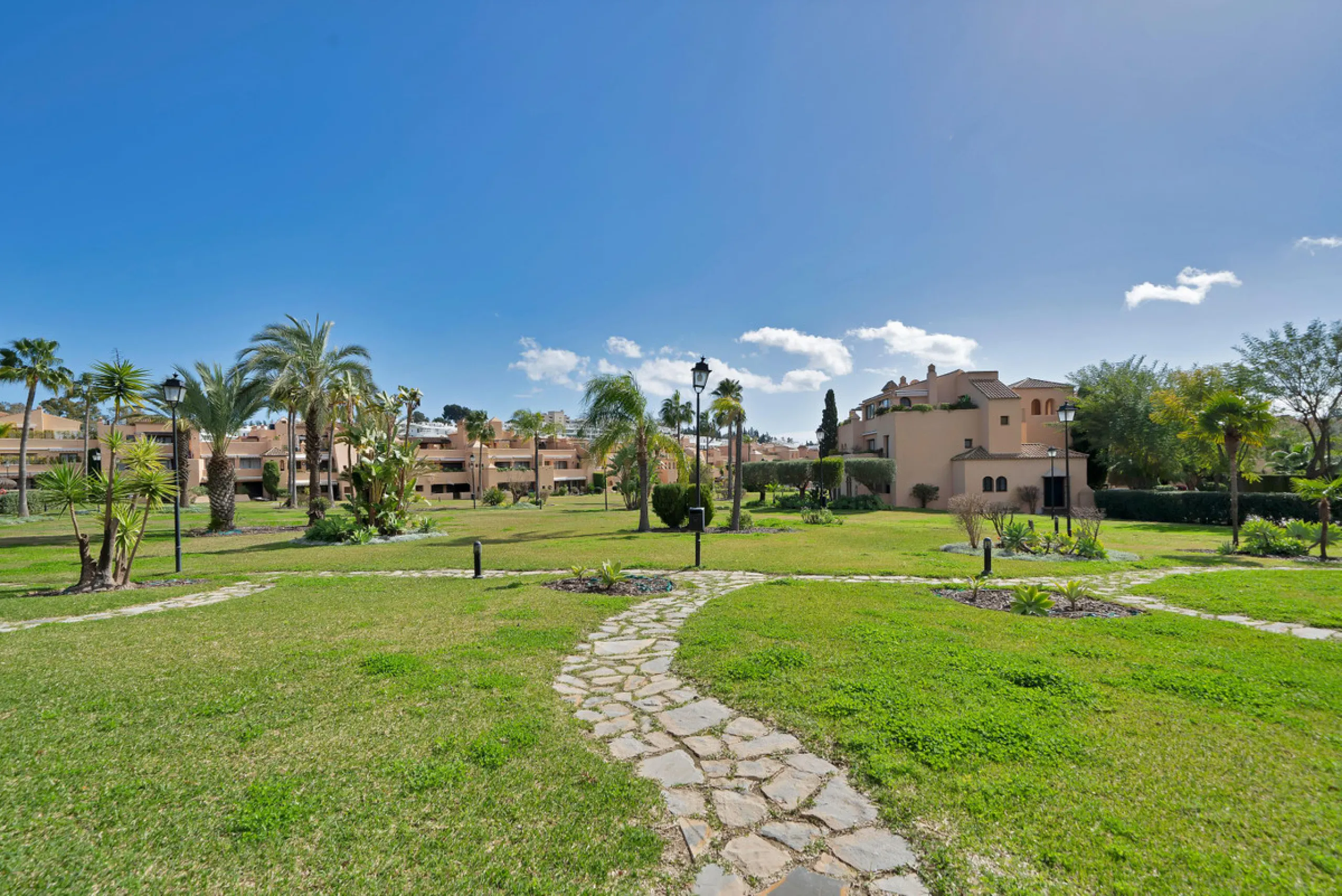 Apartment - Ground Floor Apartment в продаже в Estepona, Málaga. В доме 2 спален и 2 ванных комнат. Площадь дома 170 м²