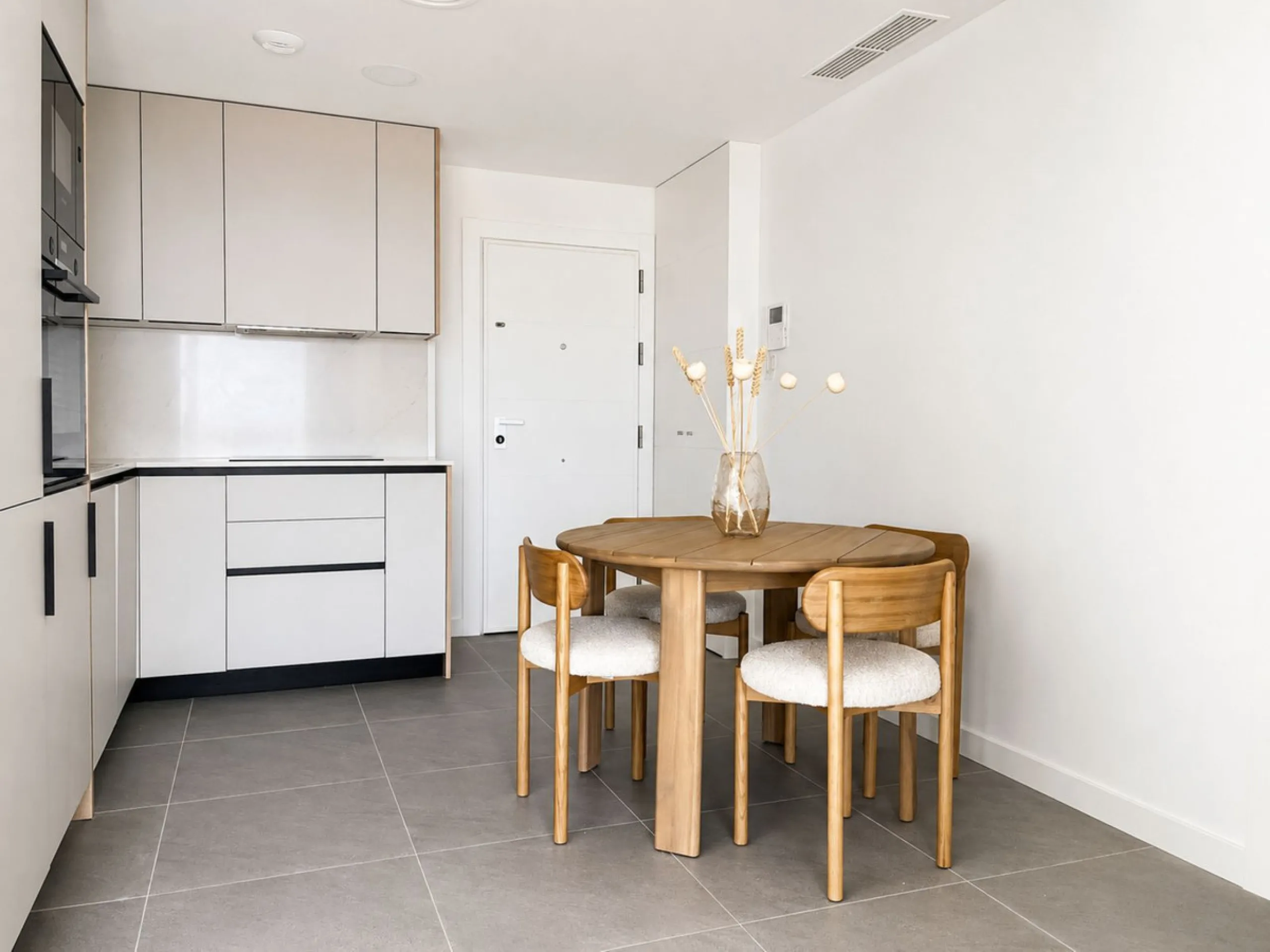 This a brand new property, never been lived in but with the benefit of paying 7 % transfer tax and not 10 % vat.
