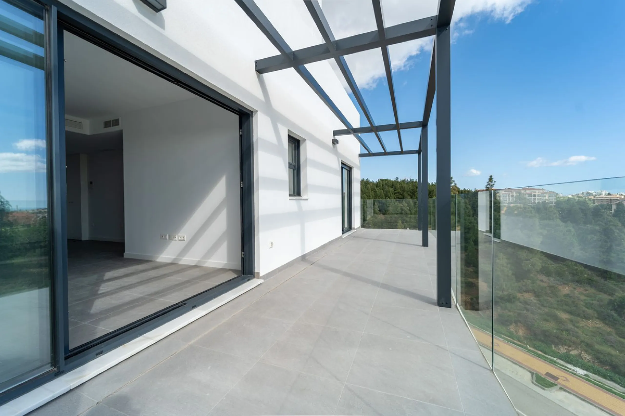 This a brand new property, never been lived in but with the benefit of paying 7 % transfer tax and not 10 % vat.