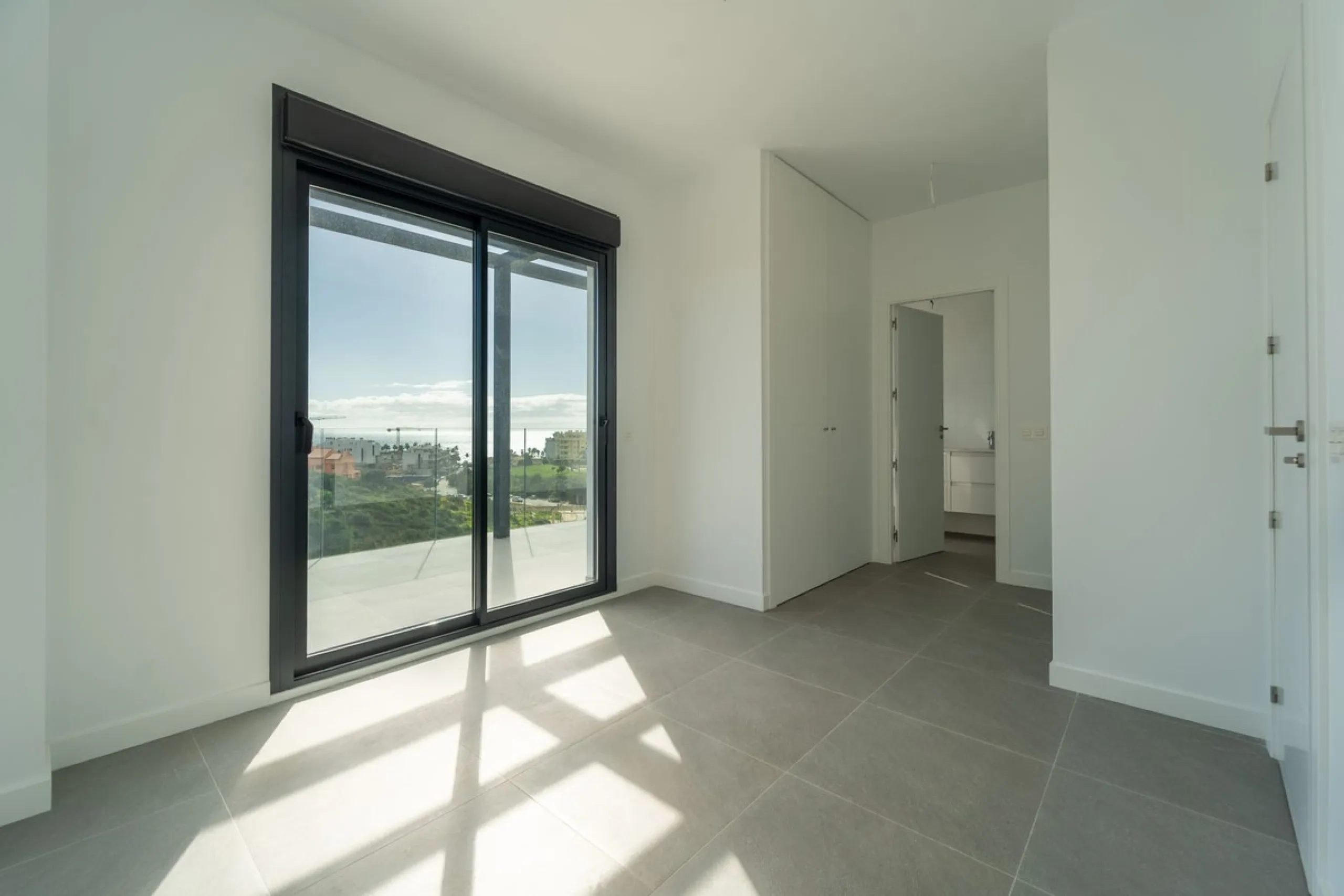 This a brand new property, never been lived in but with the benefit of paying 7 % transfer tax and not 10 % vat.