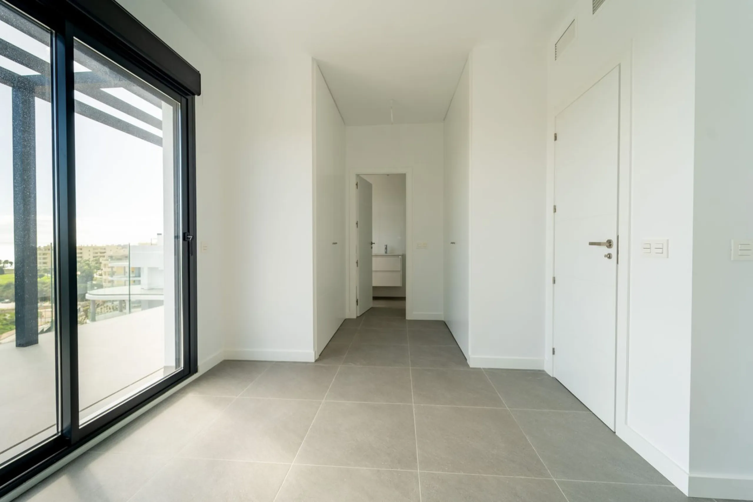 This a brand new property, never been lived in but with the benefit of paying 7 % transfer tax and not 10 % vat.