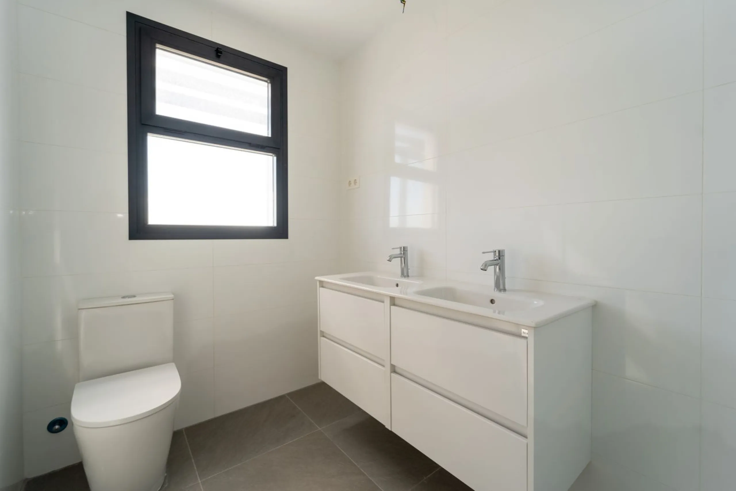 This a brand new property, never been lived in but with the benefit of paying 7 % transfer tax and not 10 % vat.
