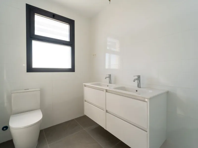 This a brand new property, never been lived in but with the benefit of paying 7 % transfer tax and not 10 % vat.