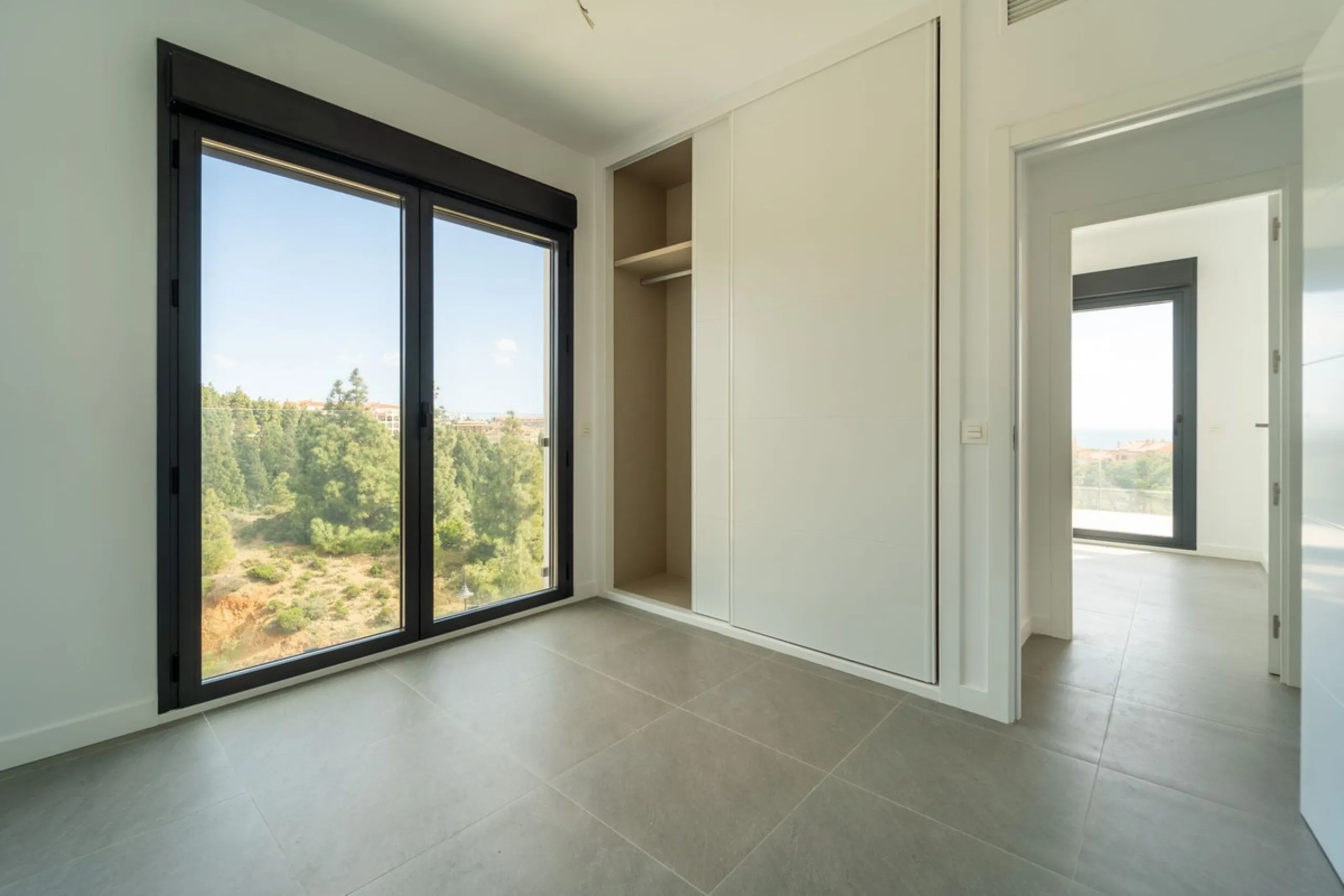 This a brand new property, never been lived in but with the benefit of paying 7 % transfer tax and not 10 % vat.