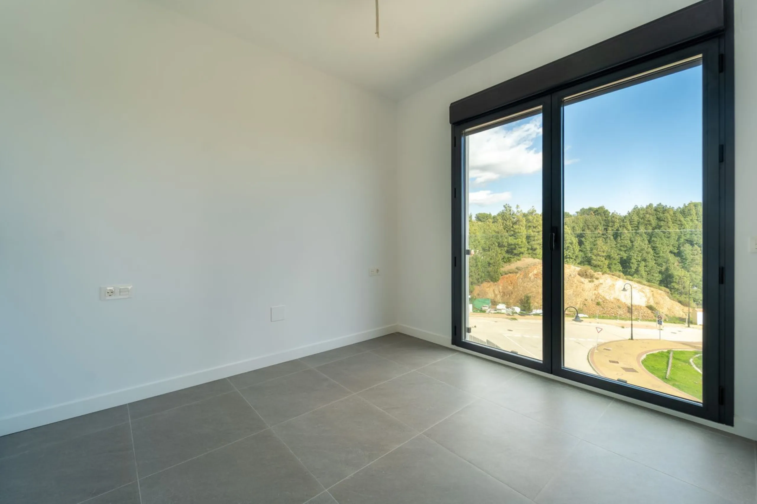 This a brand new property, never been lived in but with the benefit of paying 7 % transfer tax and not 10 % vat.