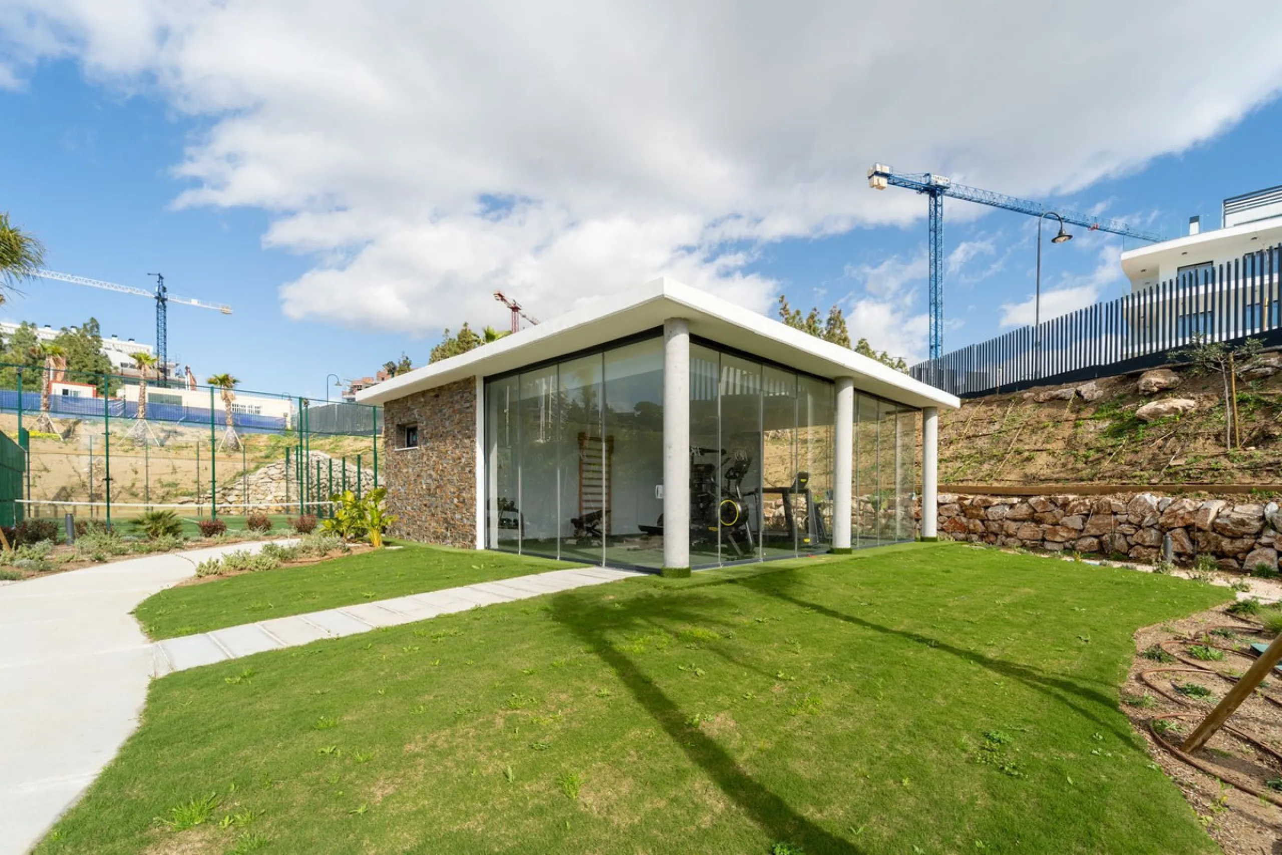 This a brand new property, never been lived in but with the benefit of paying 7 % transfer tax and not 10 % vat.