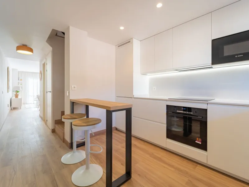 Lovely 3 bedroom Top floor Duplex  with fantastic location.