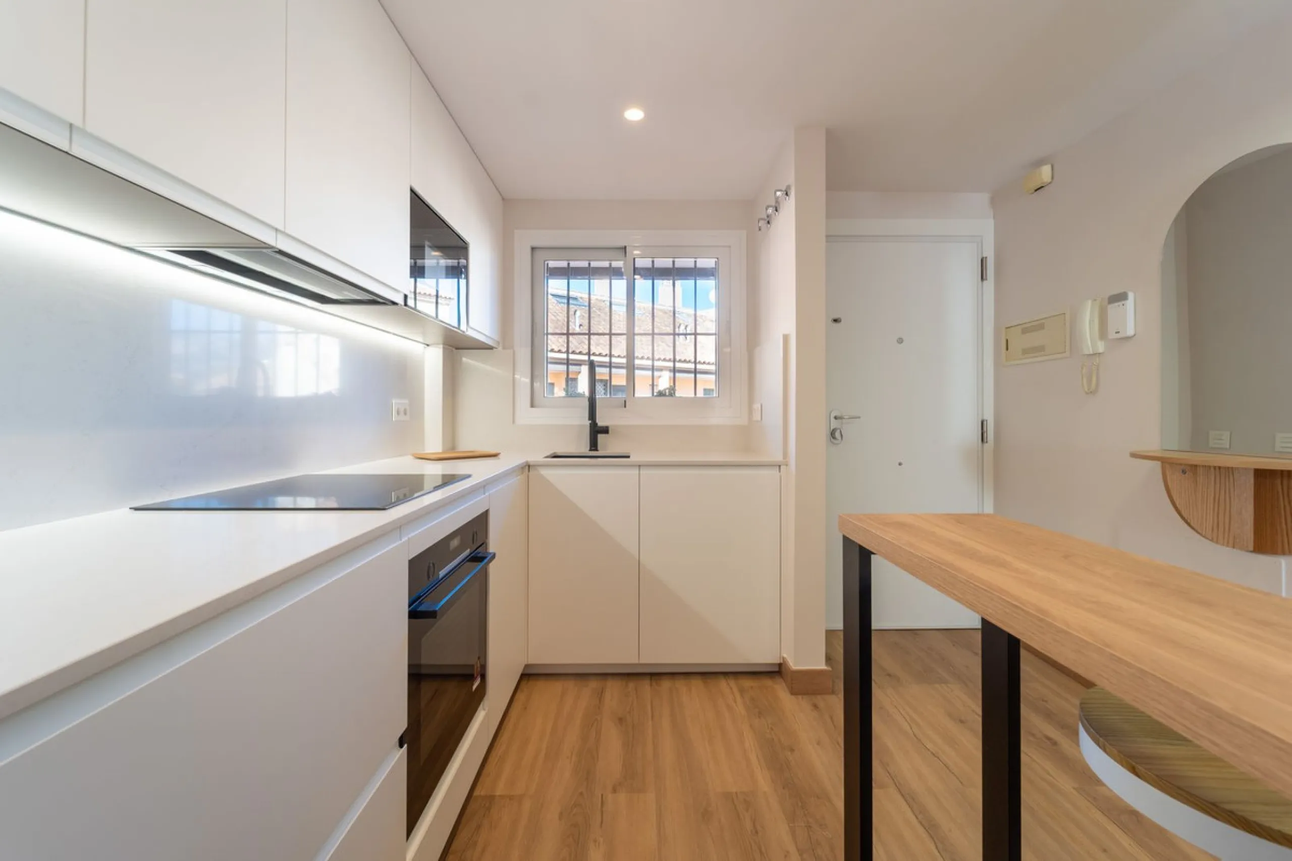 Lovely 3 bedroom Top floor Duplex  with fantastic location.