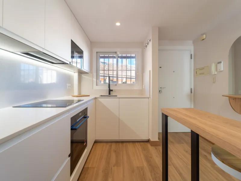 Lovely 3 bedroom Top floor Duplex  with fantastic location.