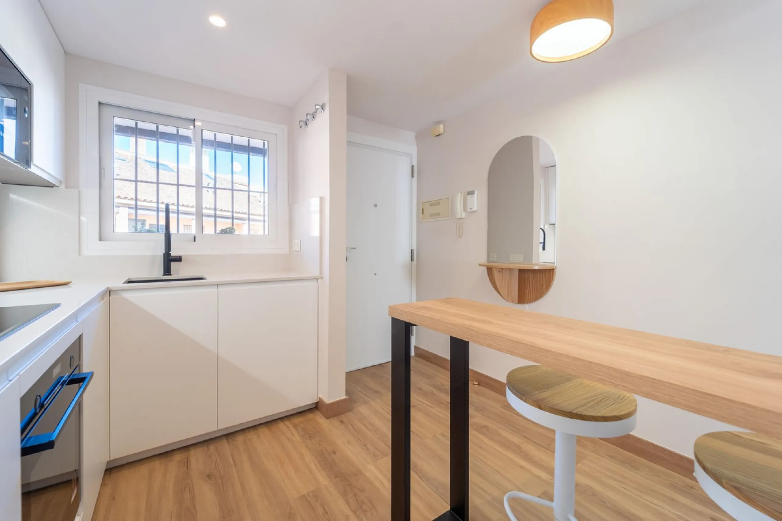 Lovely 3 bedroom Top floor Duplex  with fantastic location.