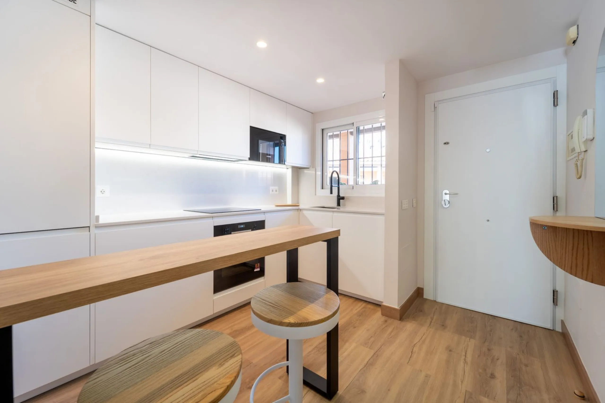 Lovely 3 bedroom Top floor Duplex  with fantastic location.