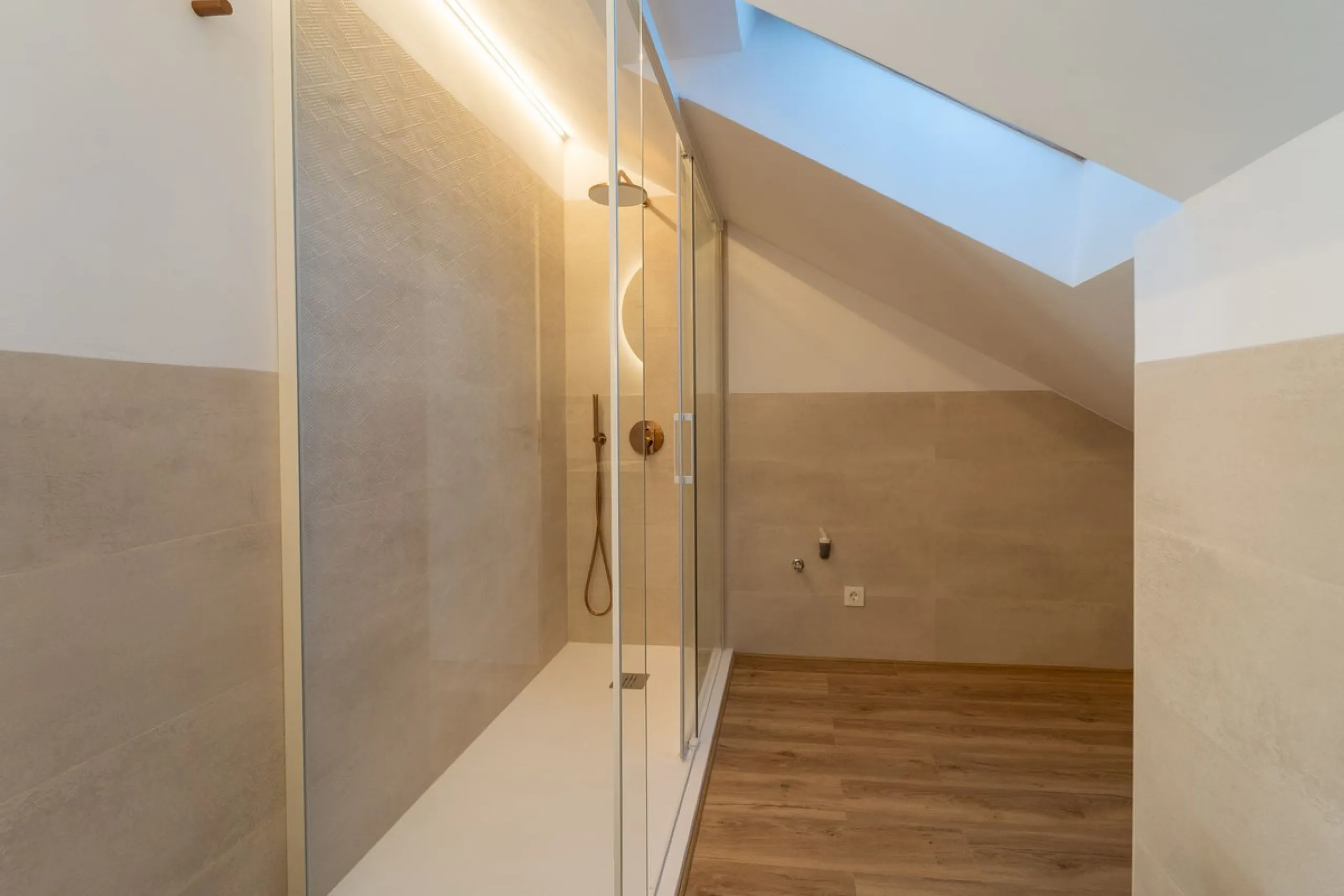 Lovely 3 bedroom Top floor Duplex  with fantastic location.