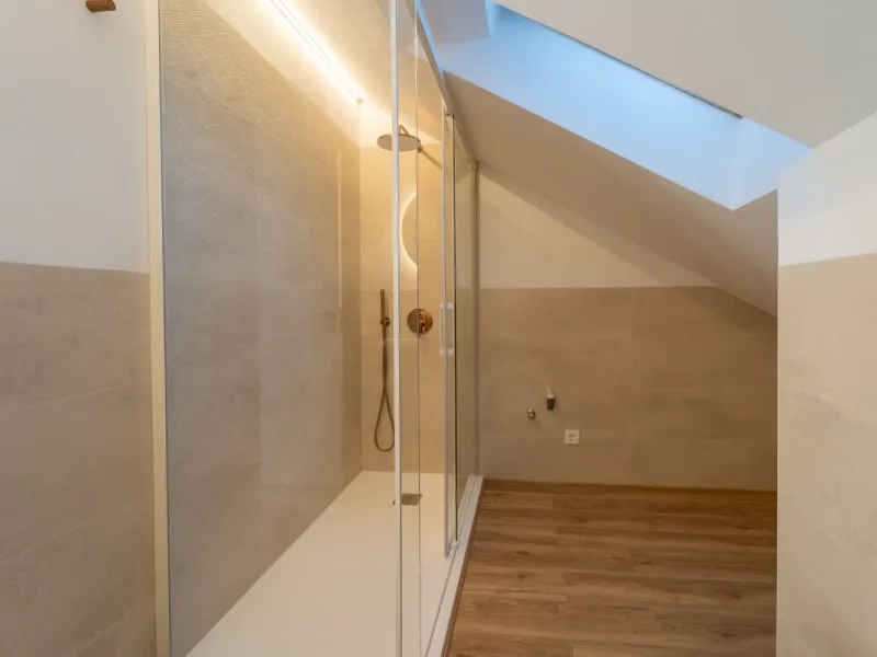 Lovely 3 bedroom Top floor Duplex  with fantastic location.
